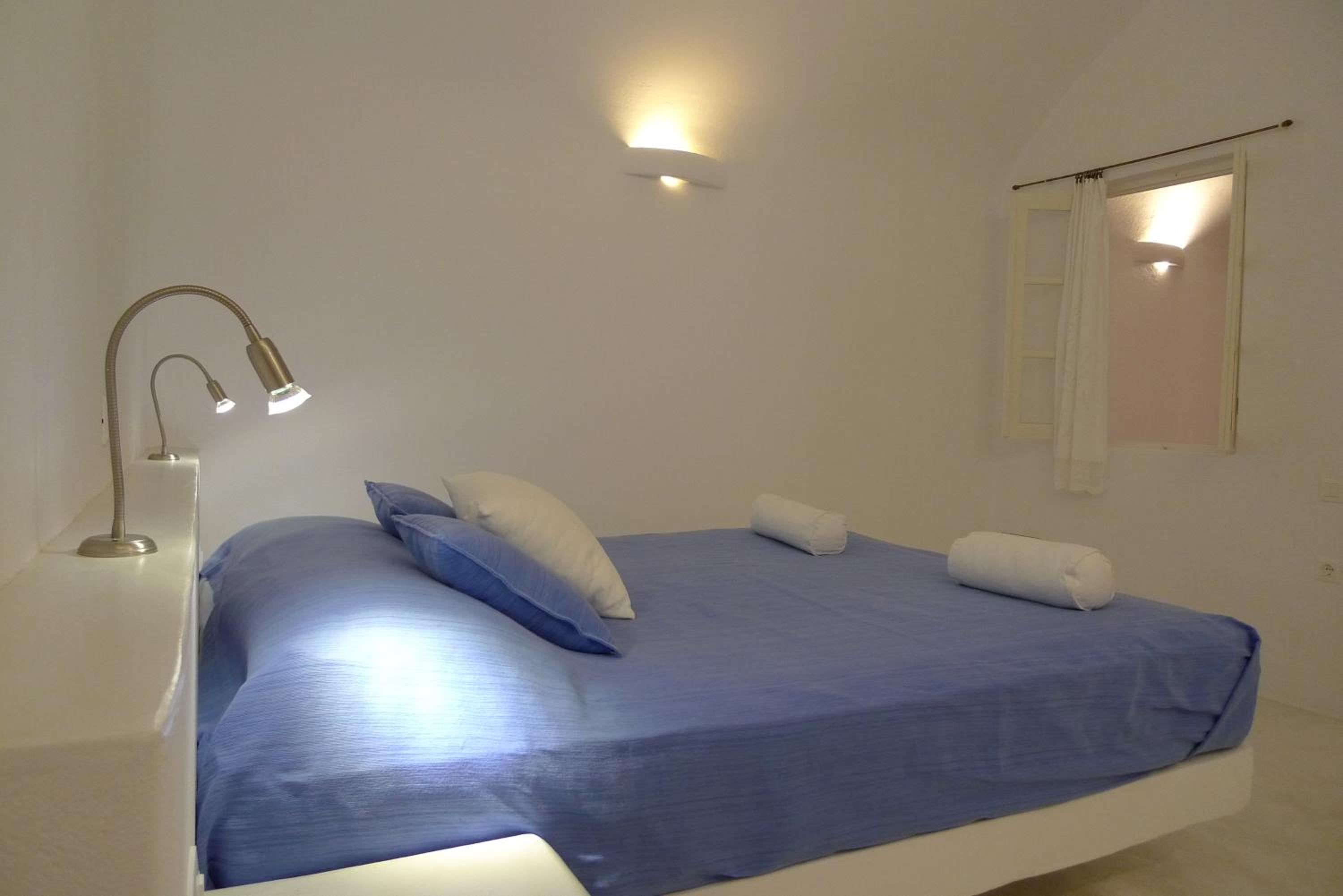 Junior Cave House Suite with Caldera View photo 2