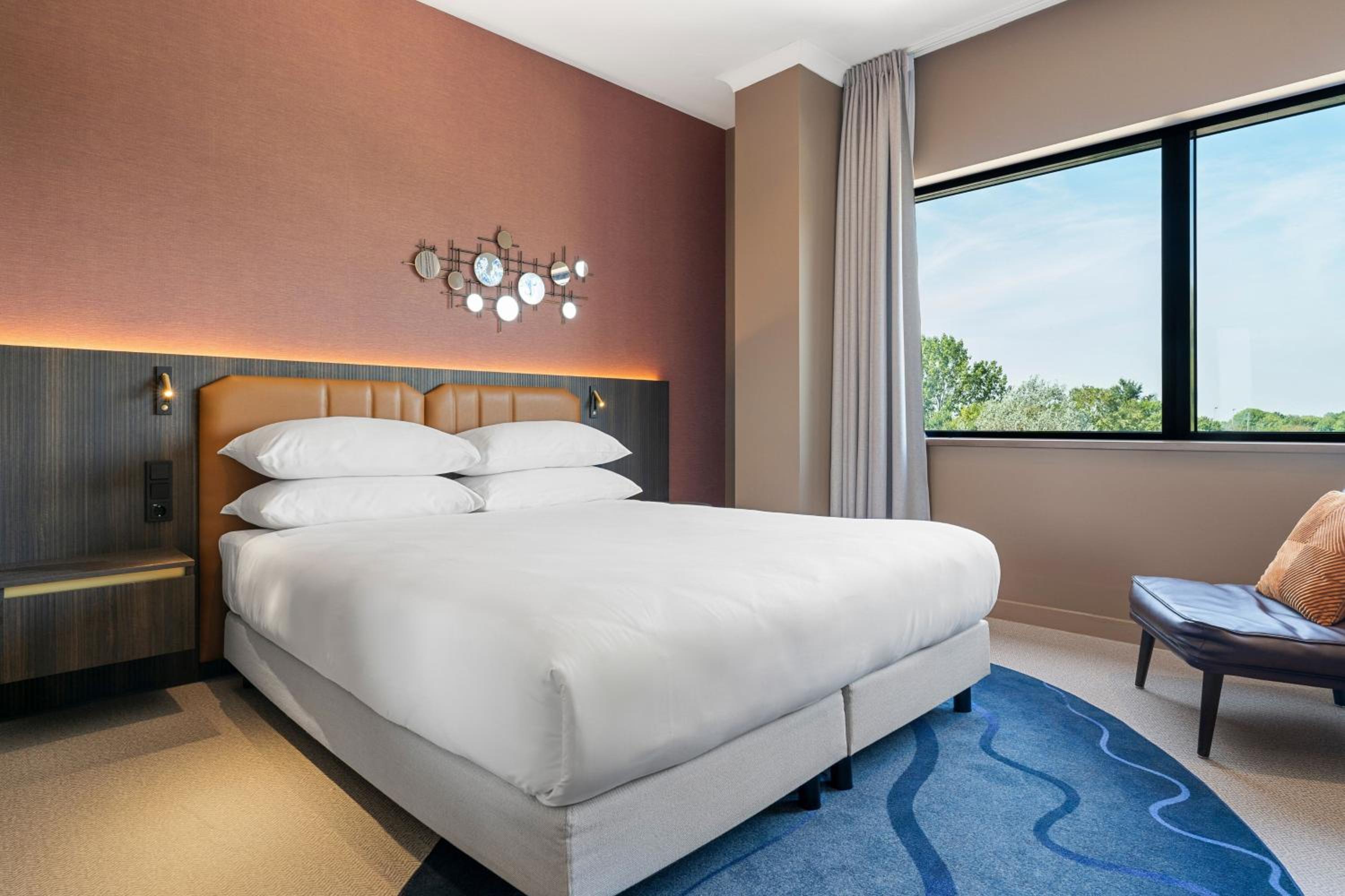 King Room with Airplane View - Photo 5