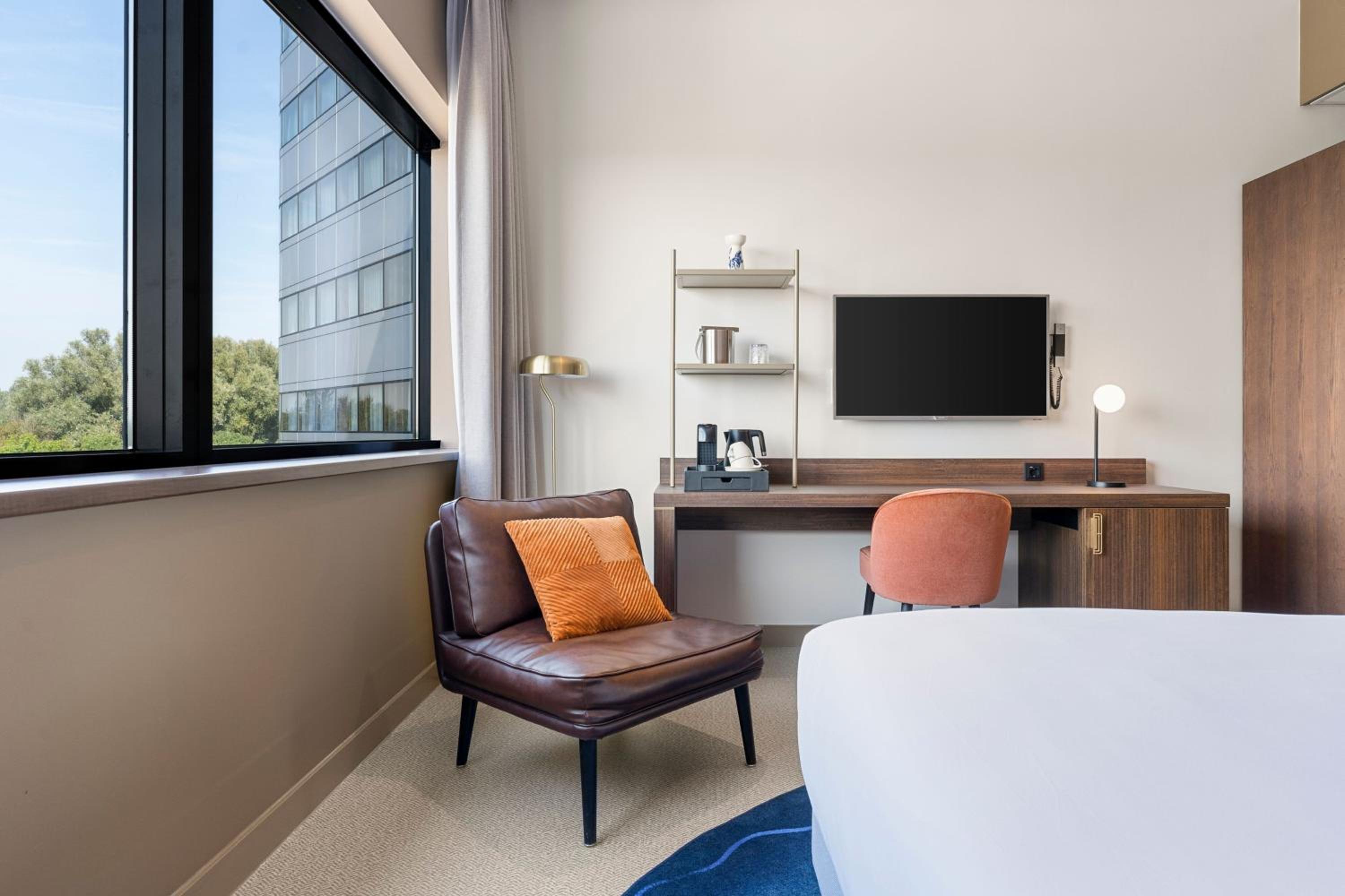 King Room with Airplane View - Photo 6