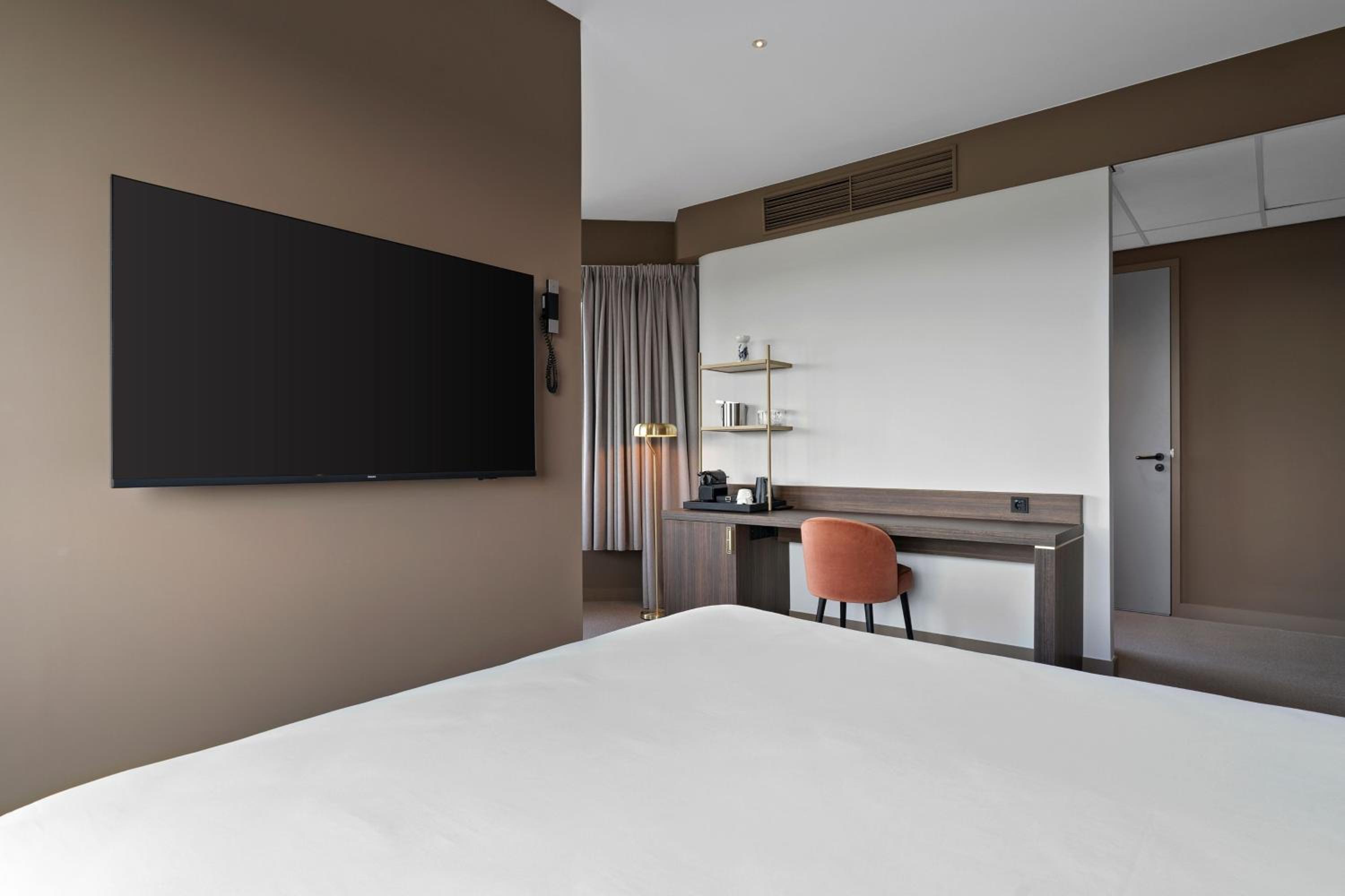 Superior King Suite - Photo 5
