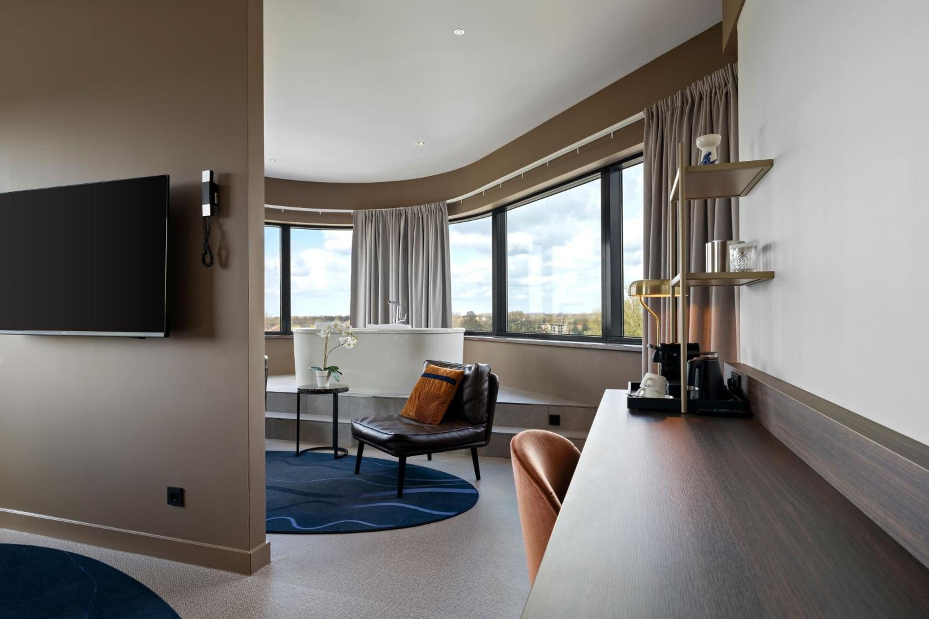 Superior King Suite - Photo 2