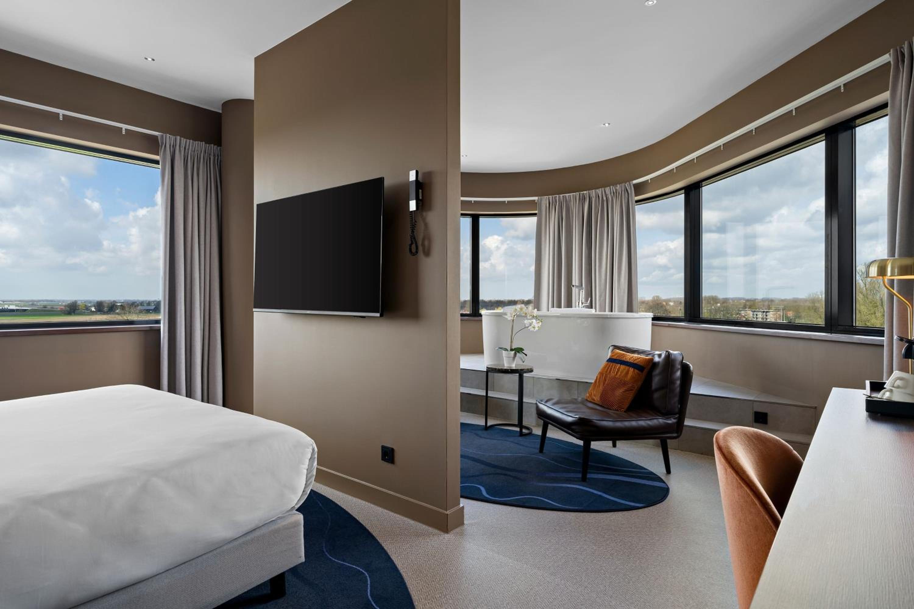 Superior King Suite - Photo 1