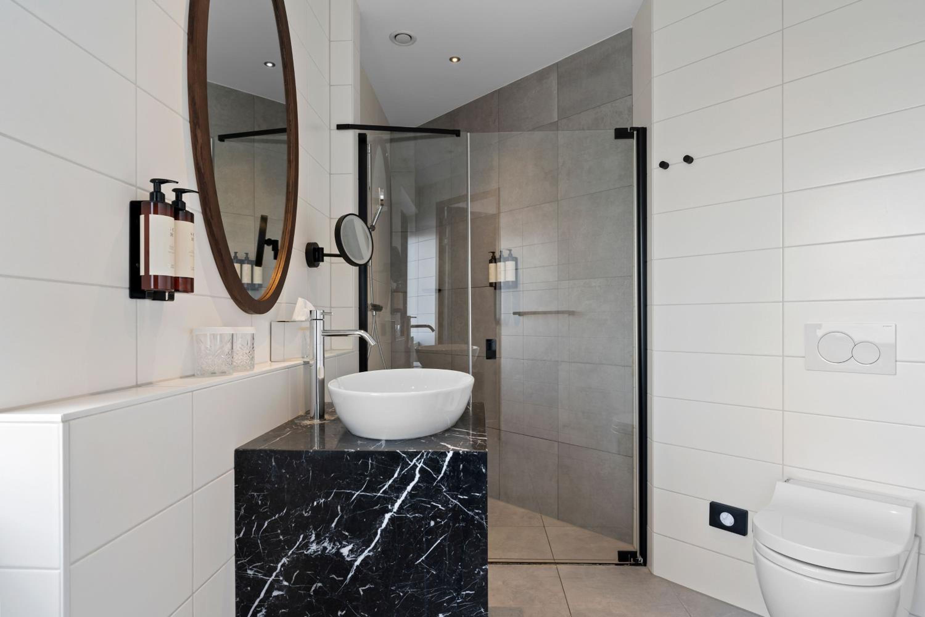 Superior King Suite - Photo 7