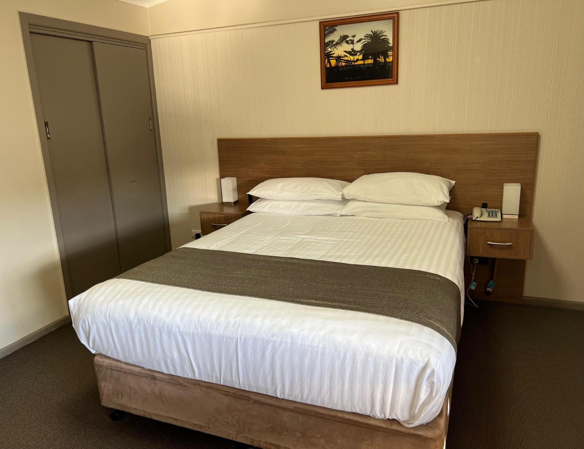 Standard Queen Room