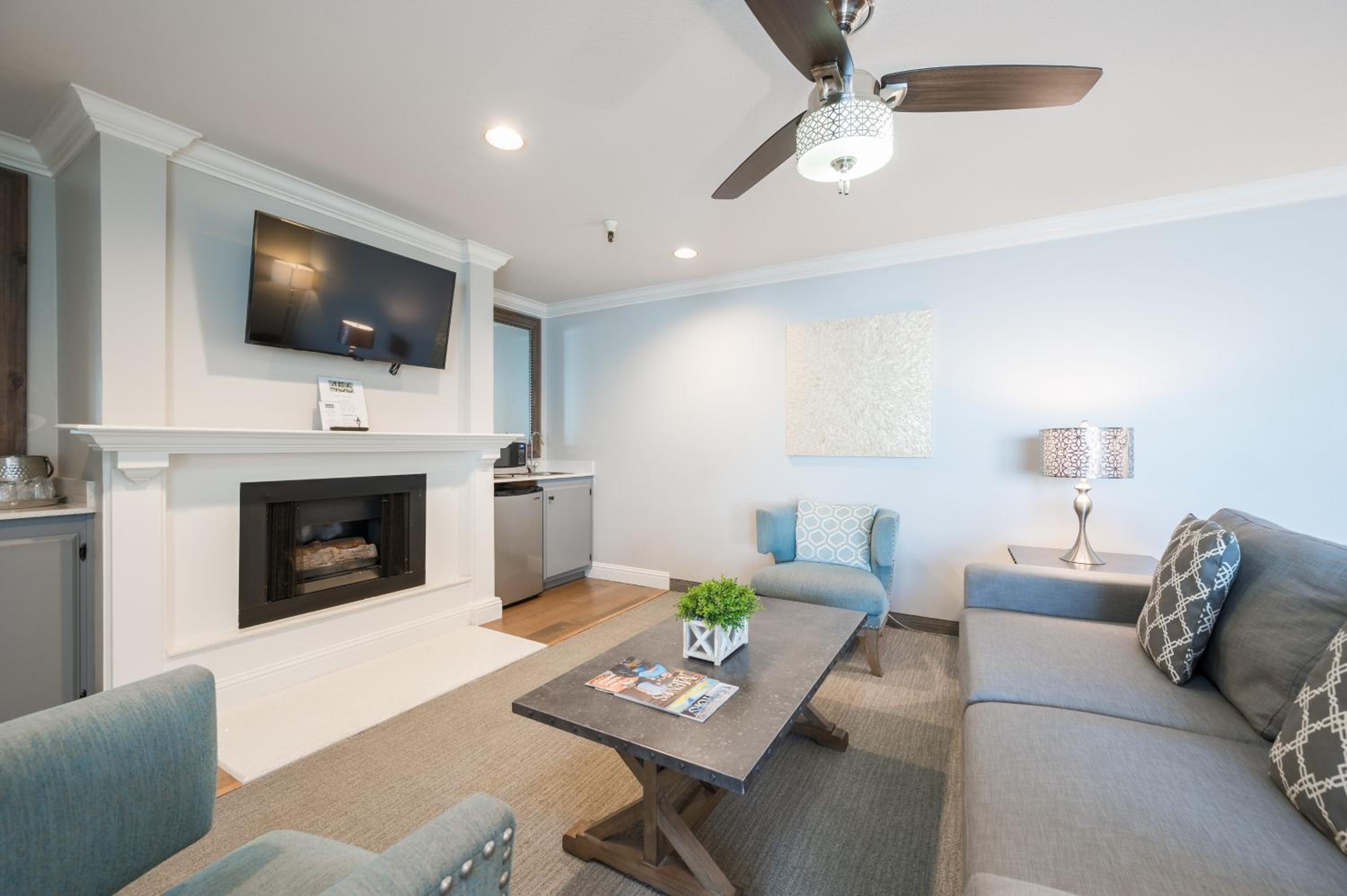 Corner Suite - Non Pet Friendly  - Photo 3