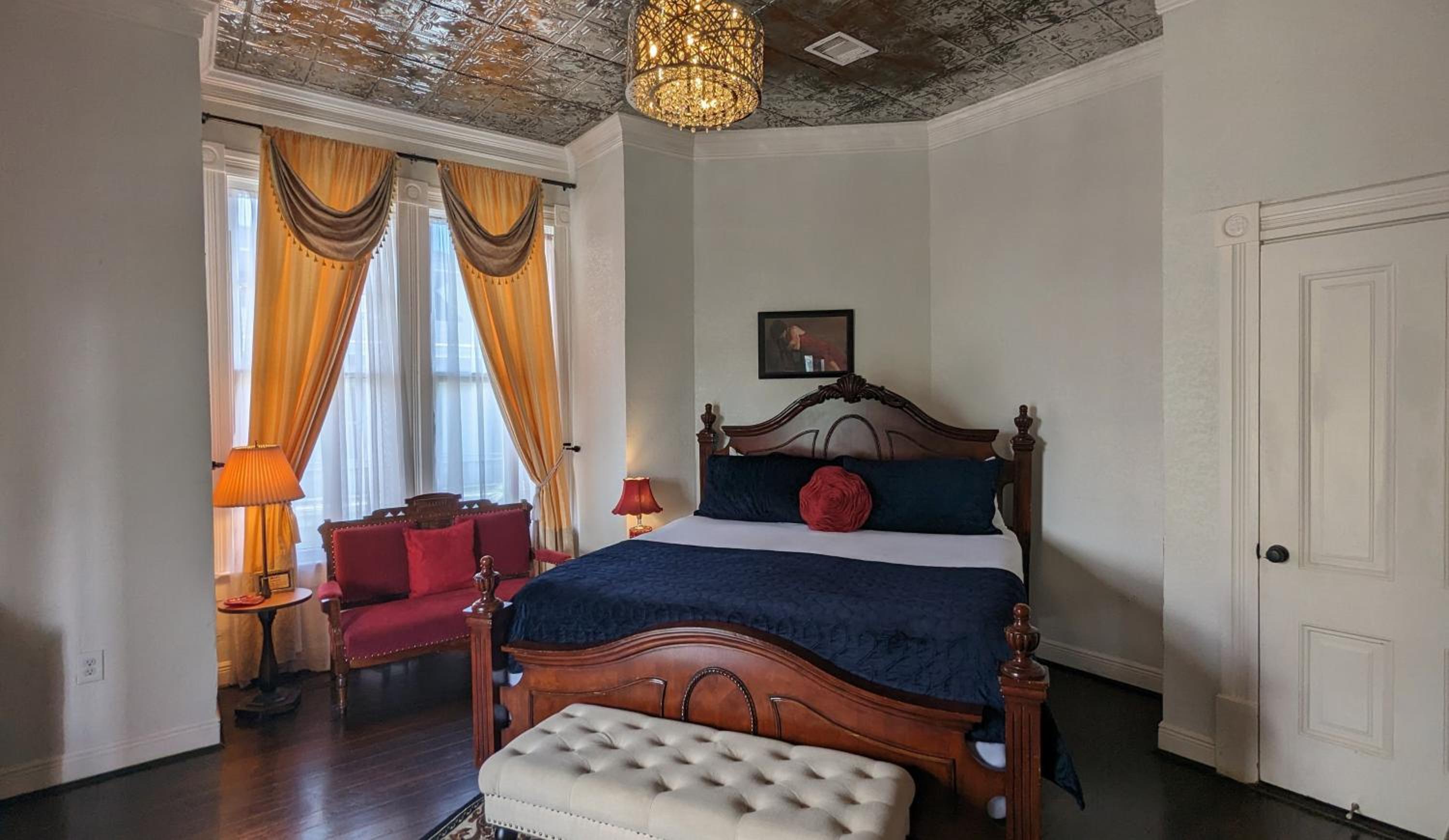 King Room with Balcony - Photo 11