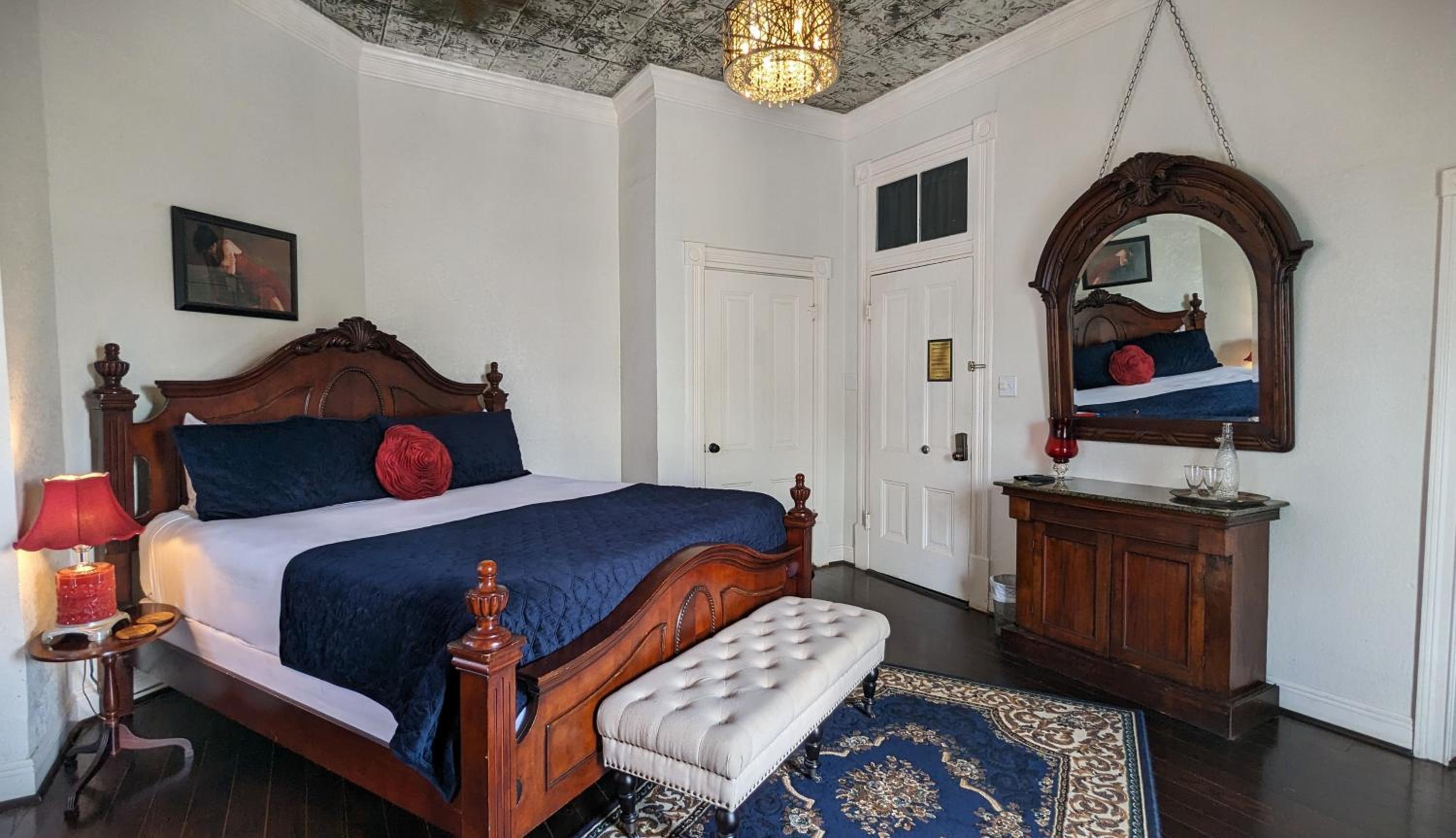 King Room with Balcony - Photo 4