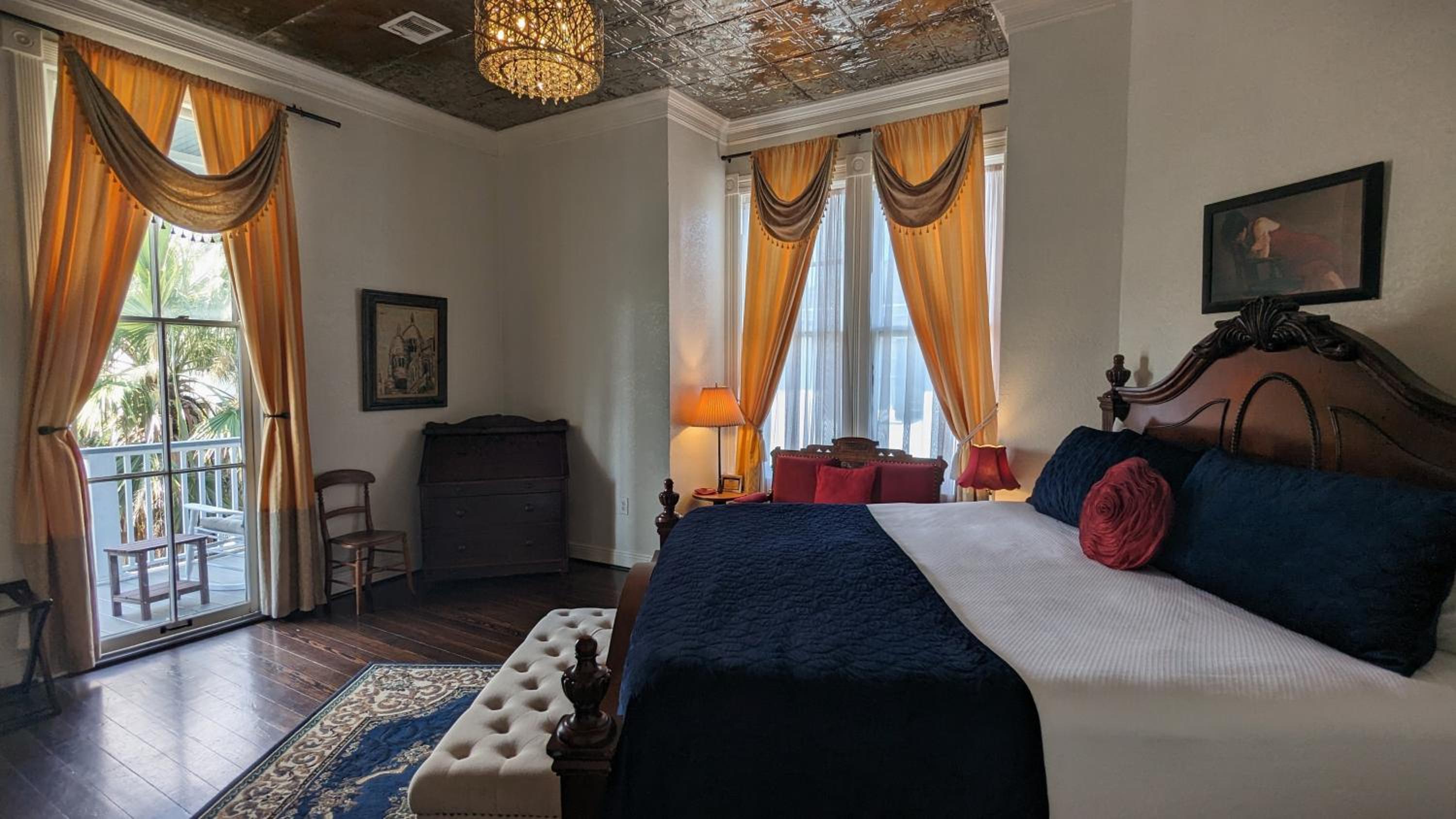King Room with Balcony - Photo 2