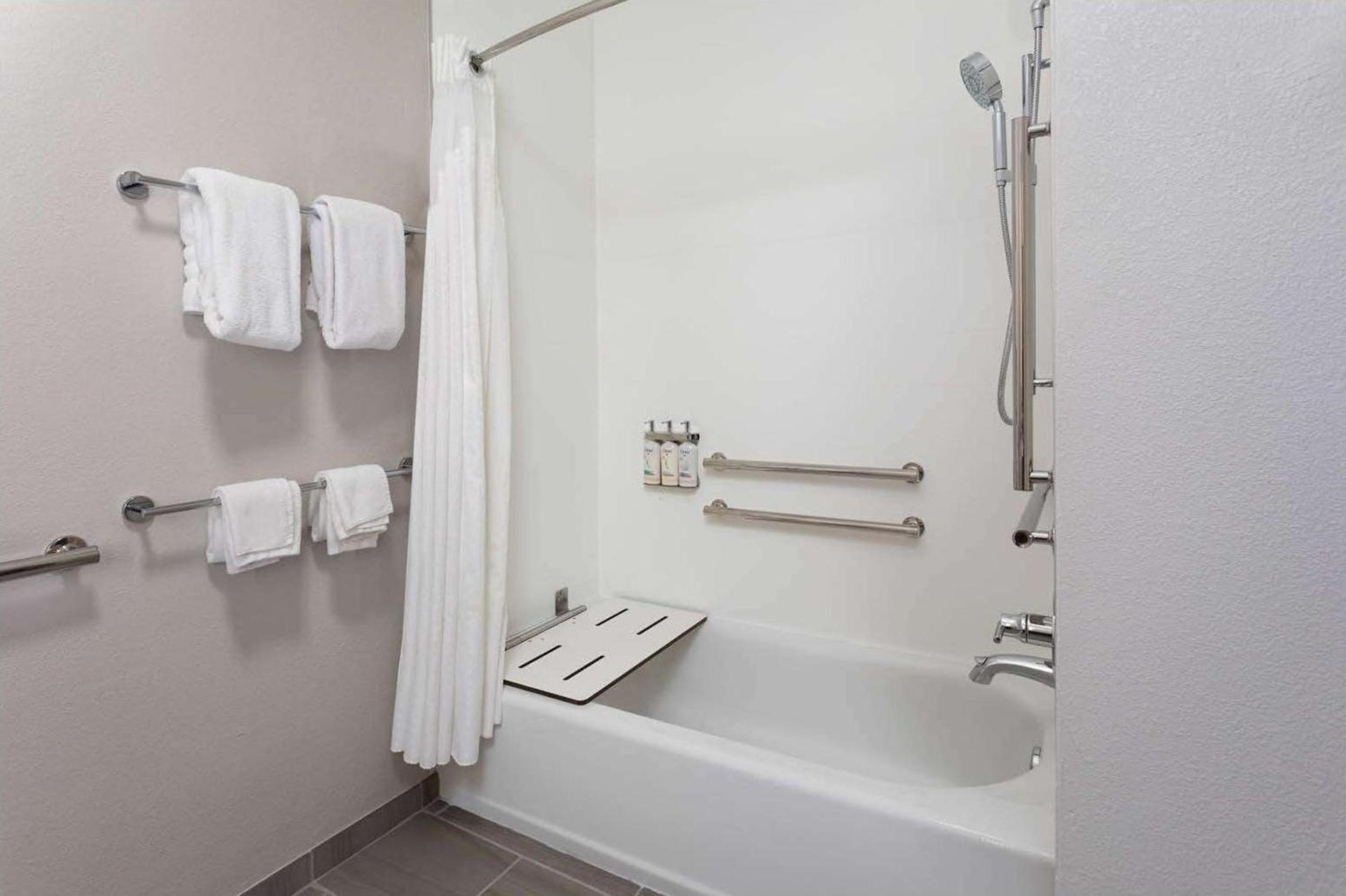Standard King Room with Mobility Accessible Tub - Photo 4