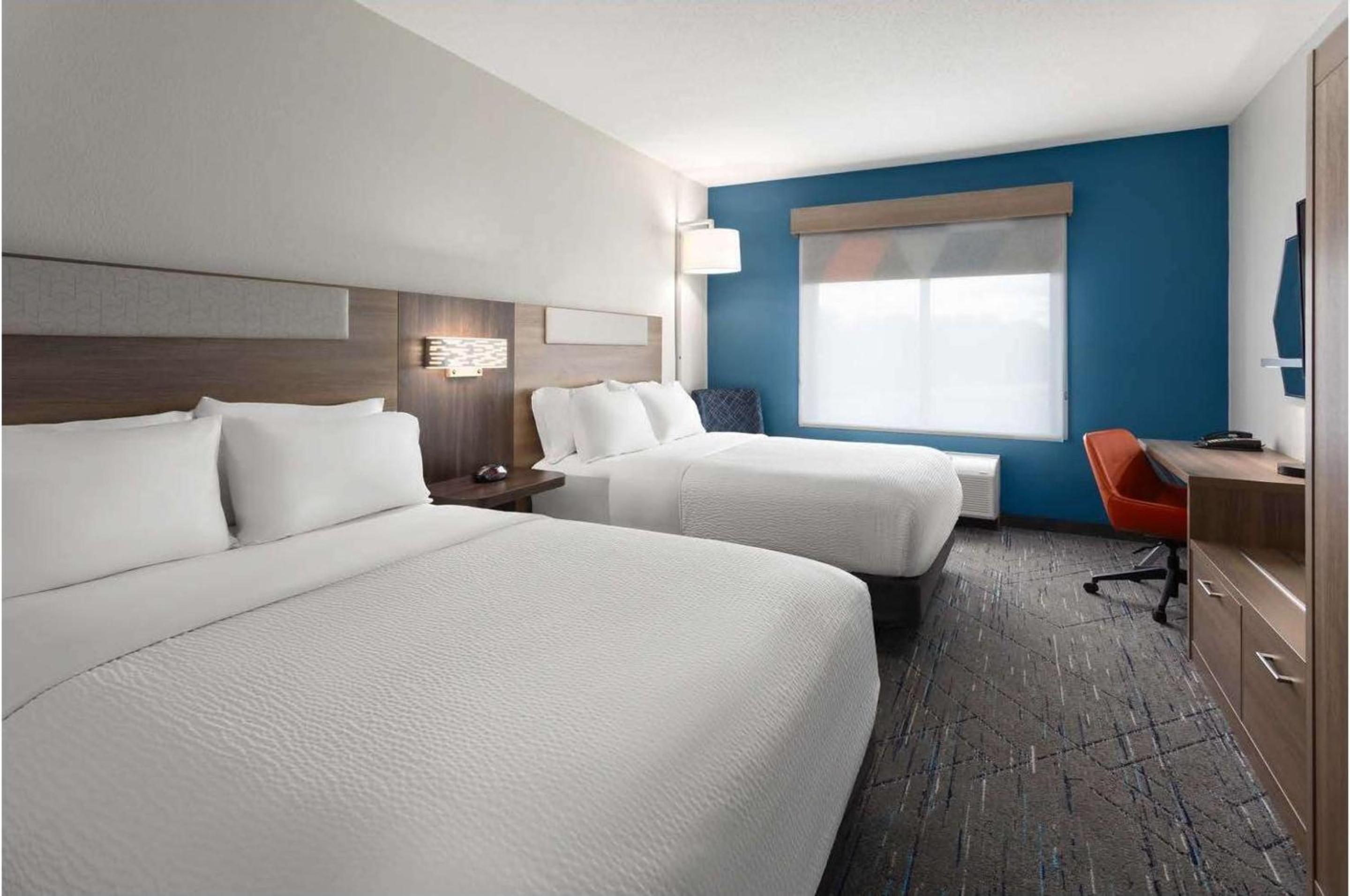 Standard Room with Two Queen Beds - Photo 1