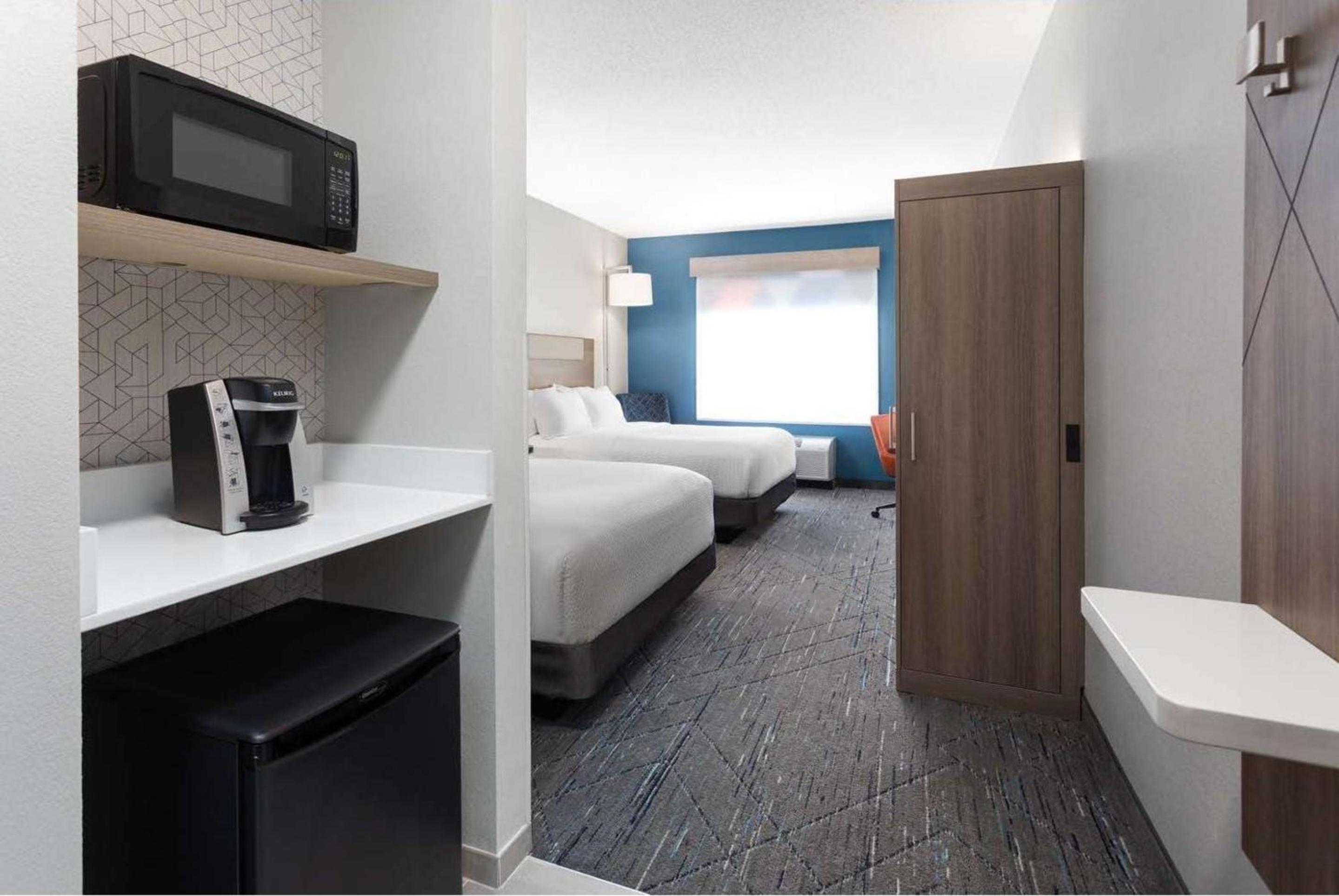 Standard Room with Two Queen Beds - Photo 4