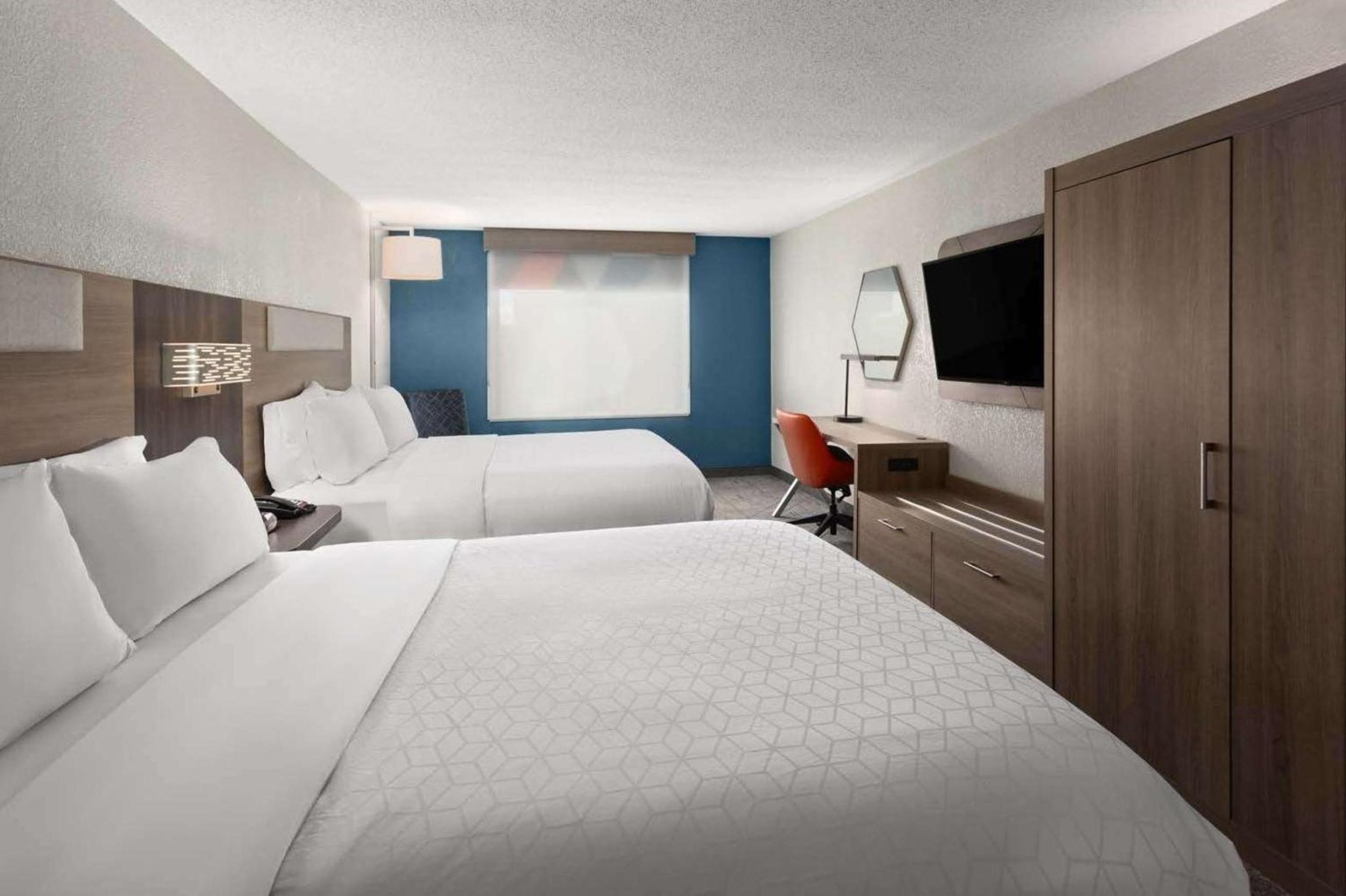 Standard Room with Two Queen Beds - Photo 5