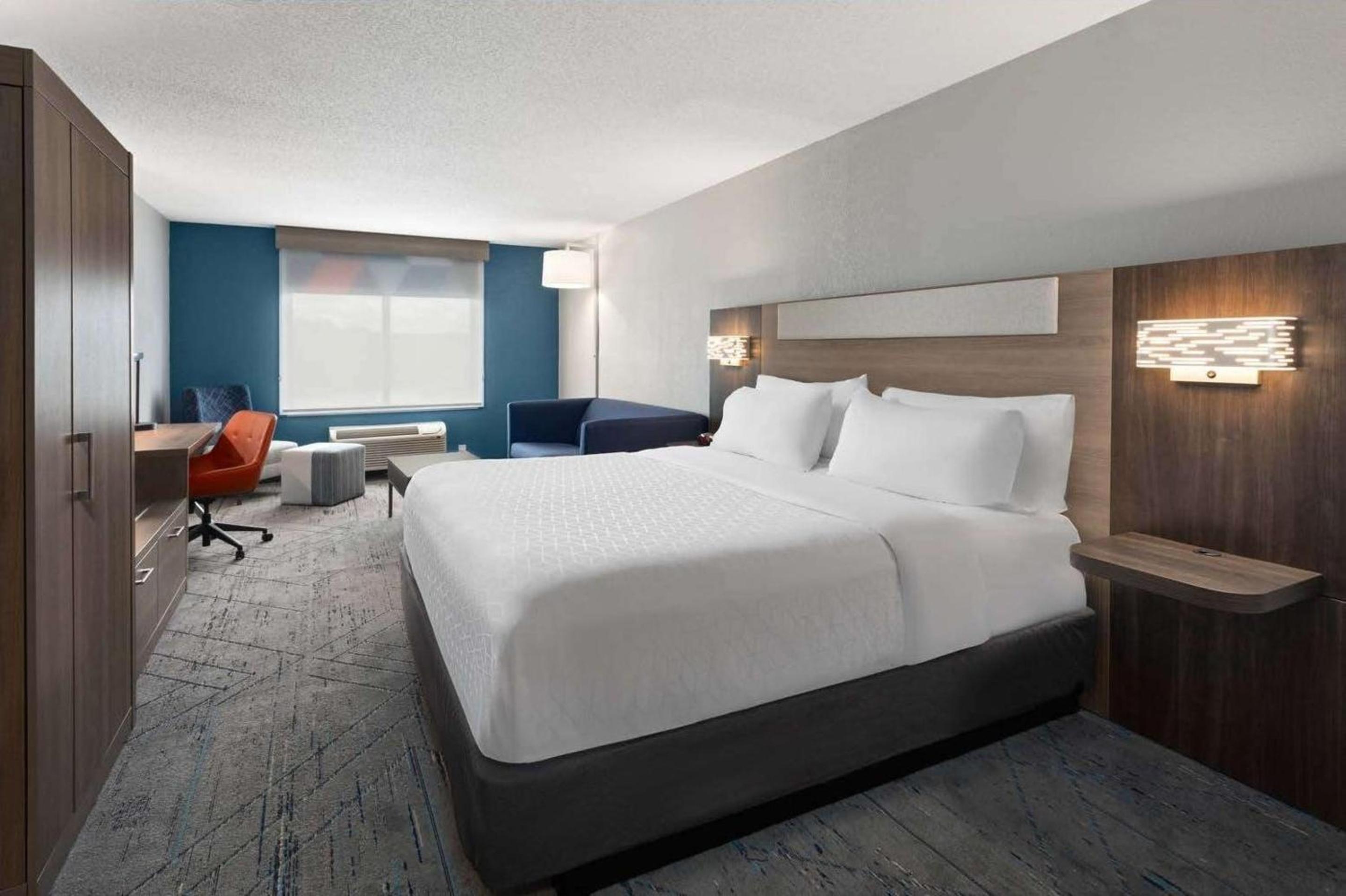 King Suite with Sofa Bed - Photo 2