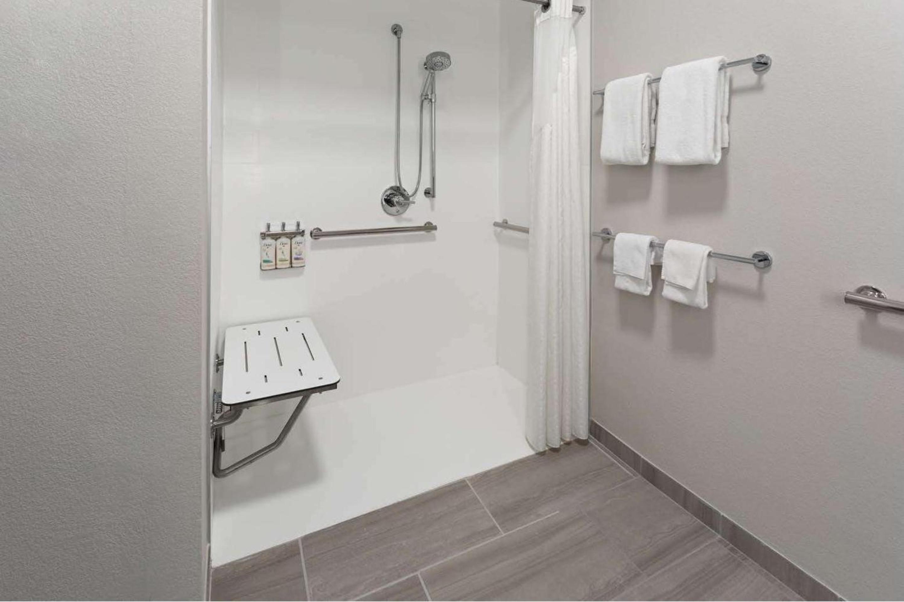 King Room - Mobility Access/Roll in Shower - Non-Smoking - Photo 2