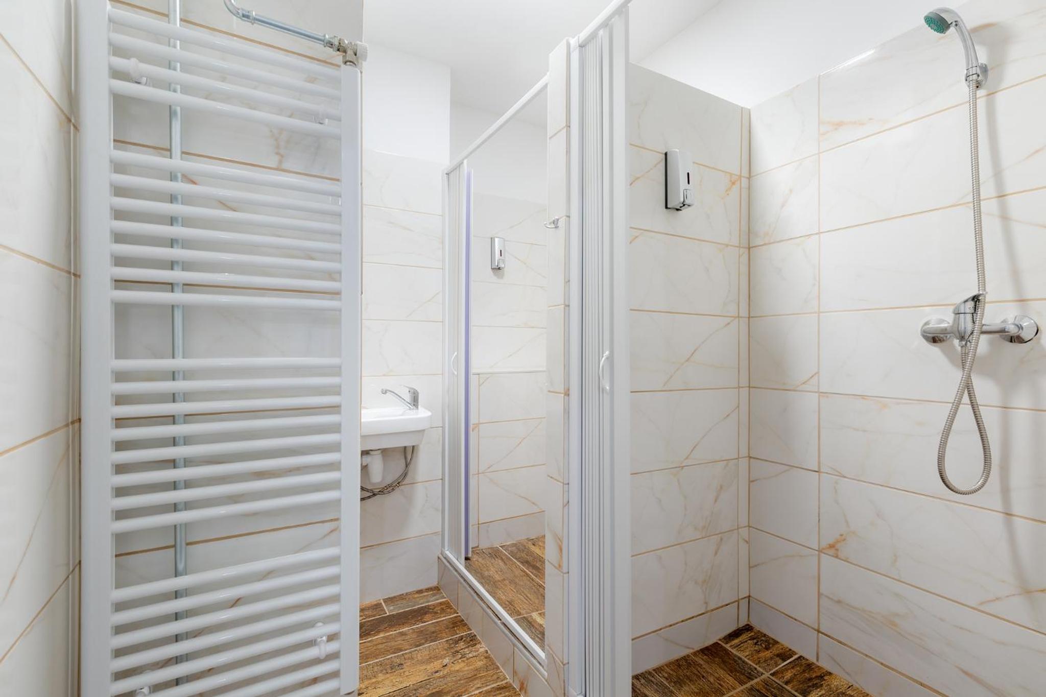 Twin Room - Photo 10