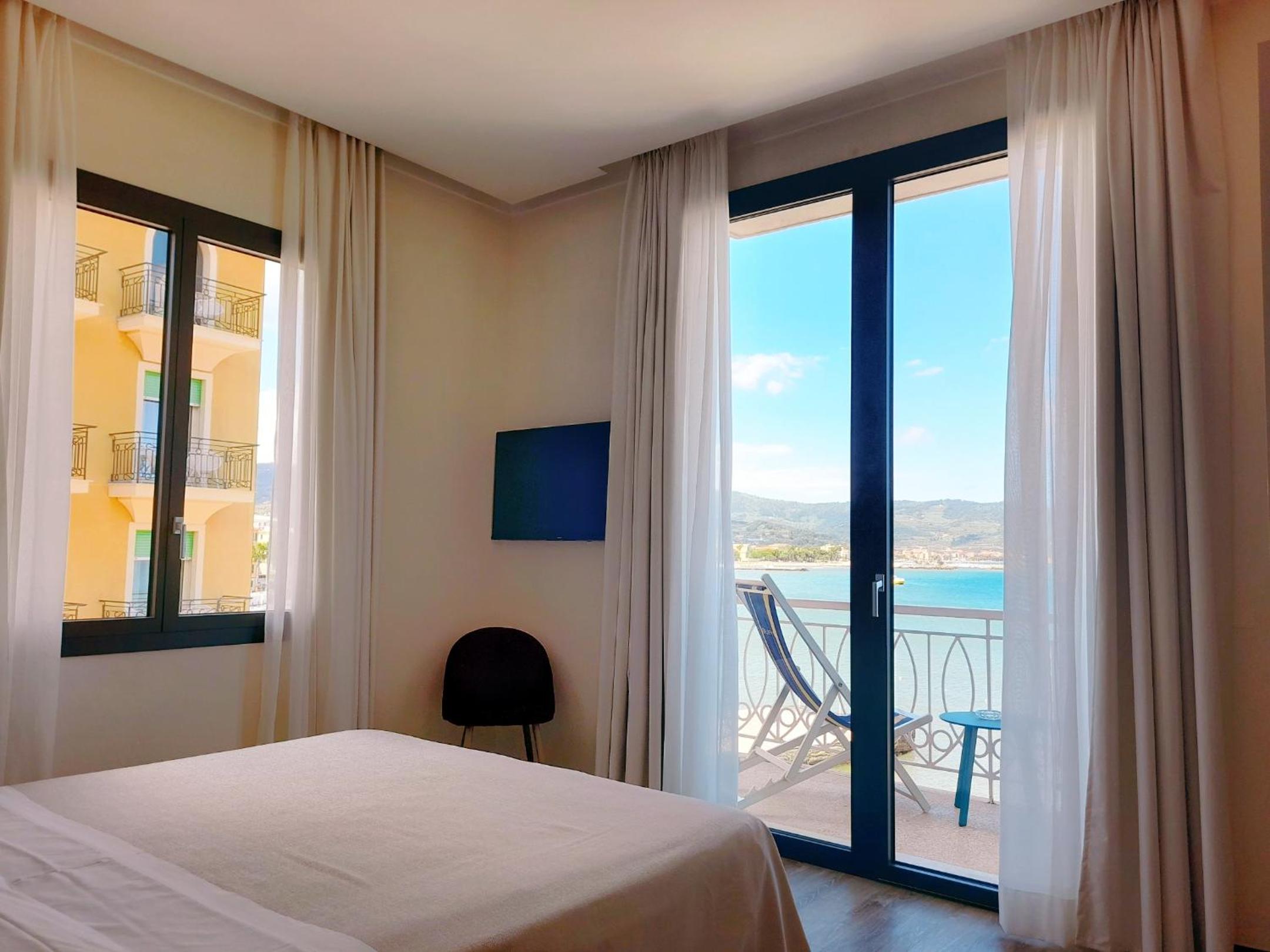Deluxe Double Room with Sea View - Photo 15
