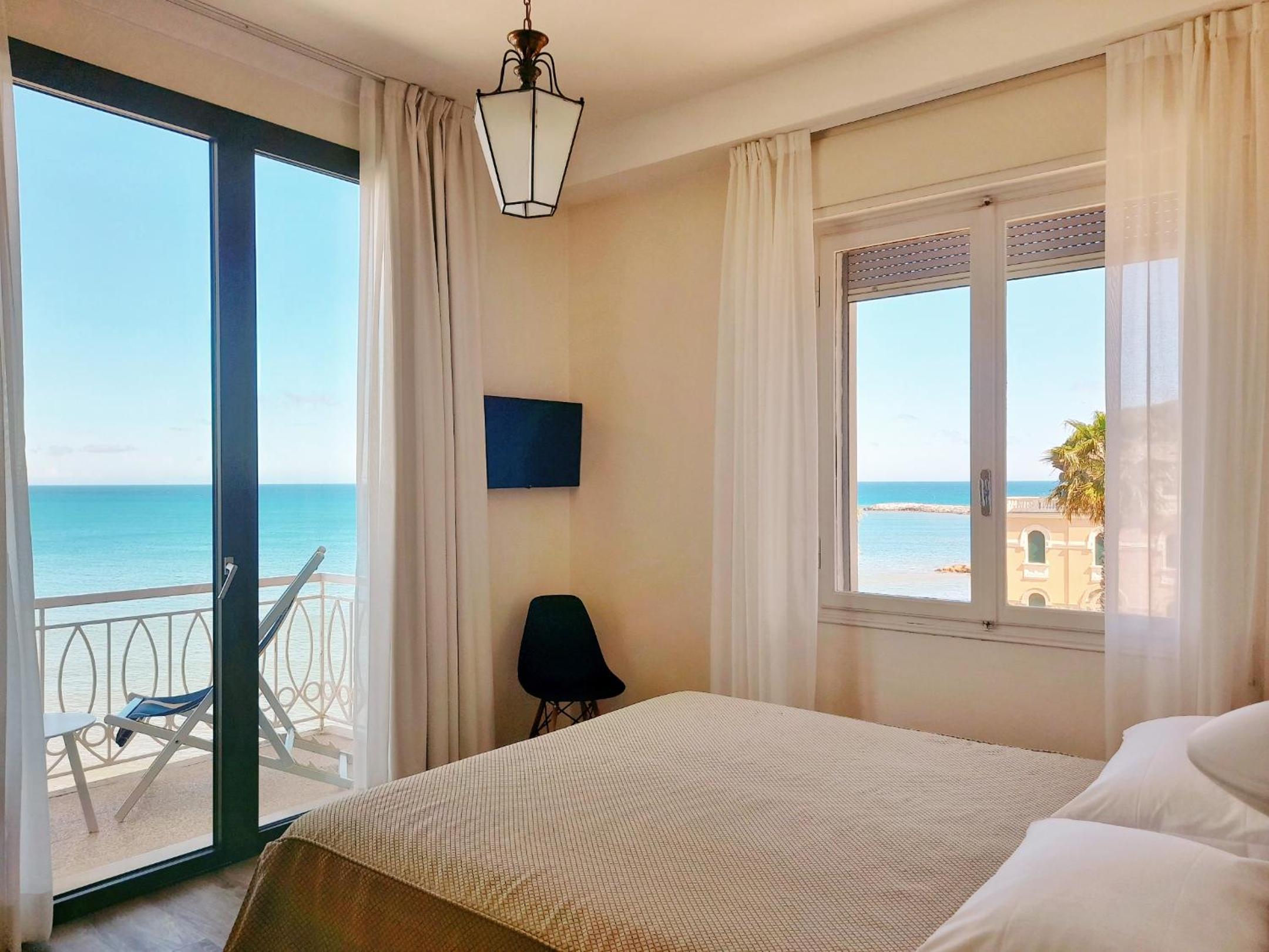 Deluxe Double Room with Sea View - Photo 16