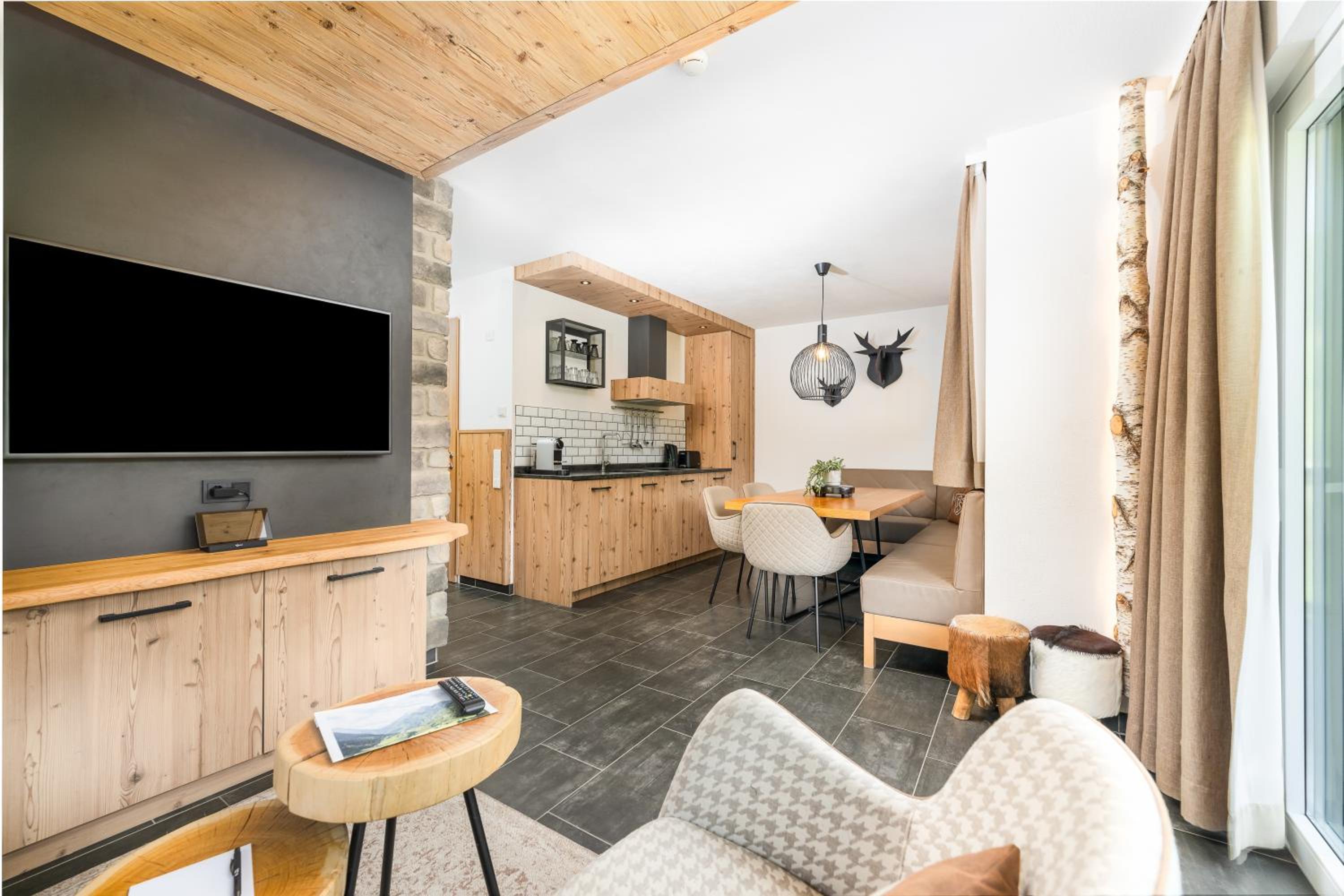 One-Bedroom Suite with Mountain View