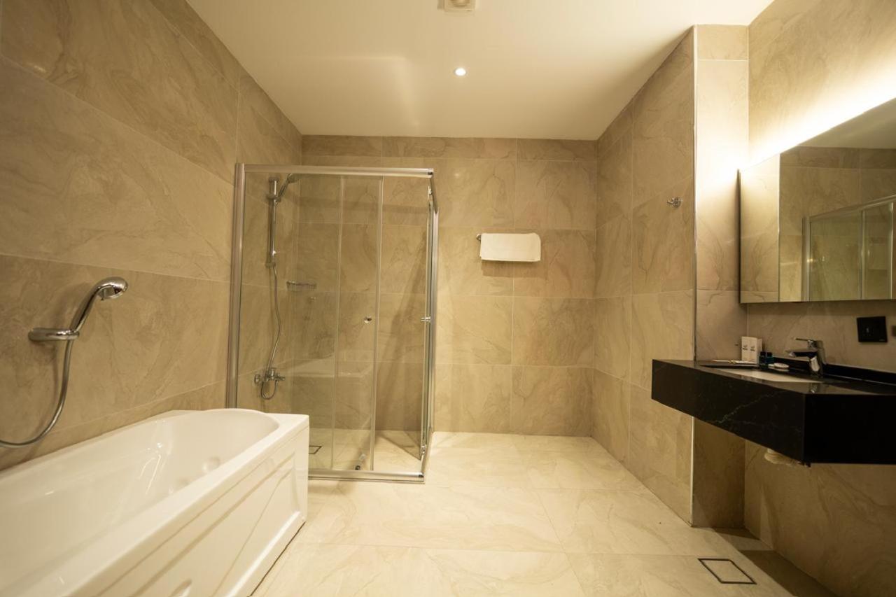 Deluxe King Room photo 3