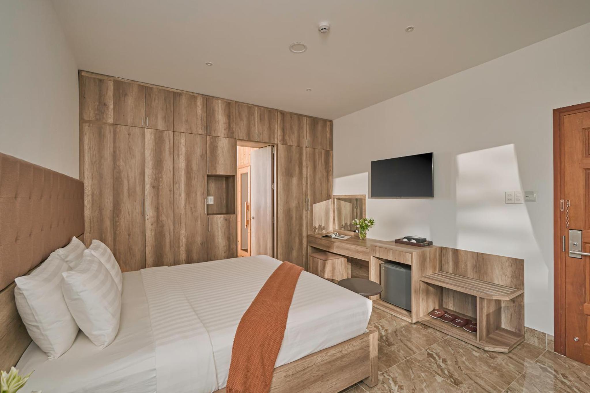 Deluxe Double Room with Balcony photo 3