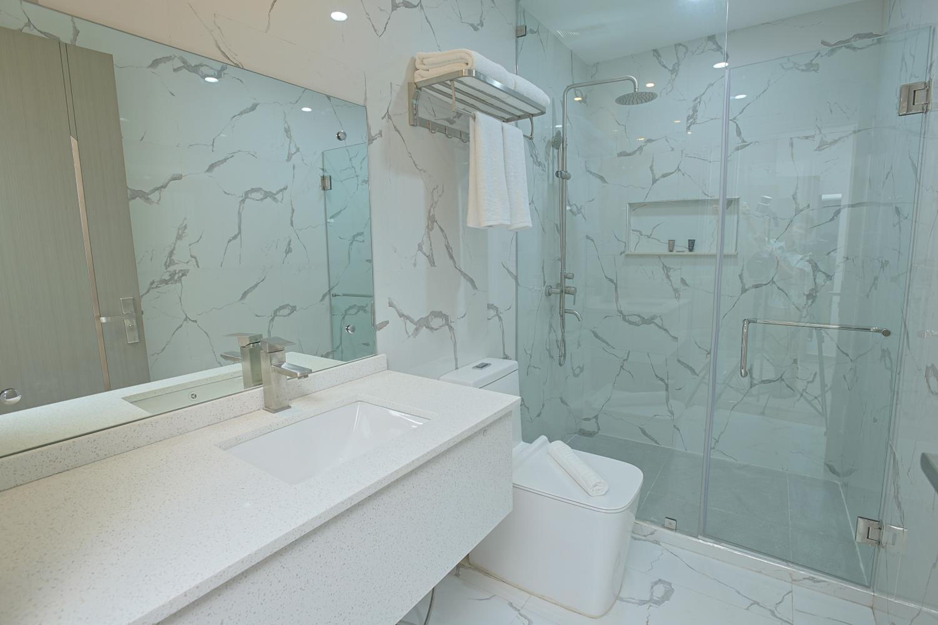Deluxe Double Room with Balcony - Photo 5
