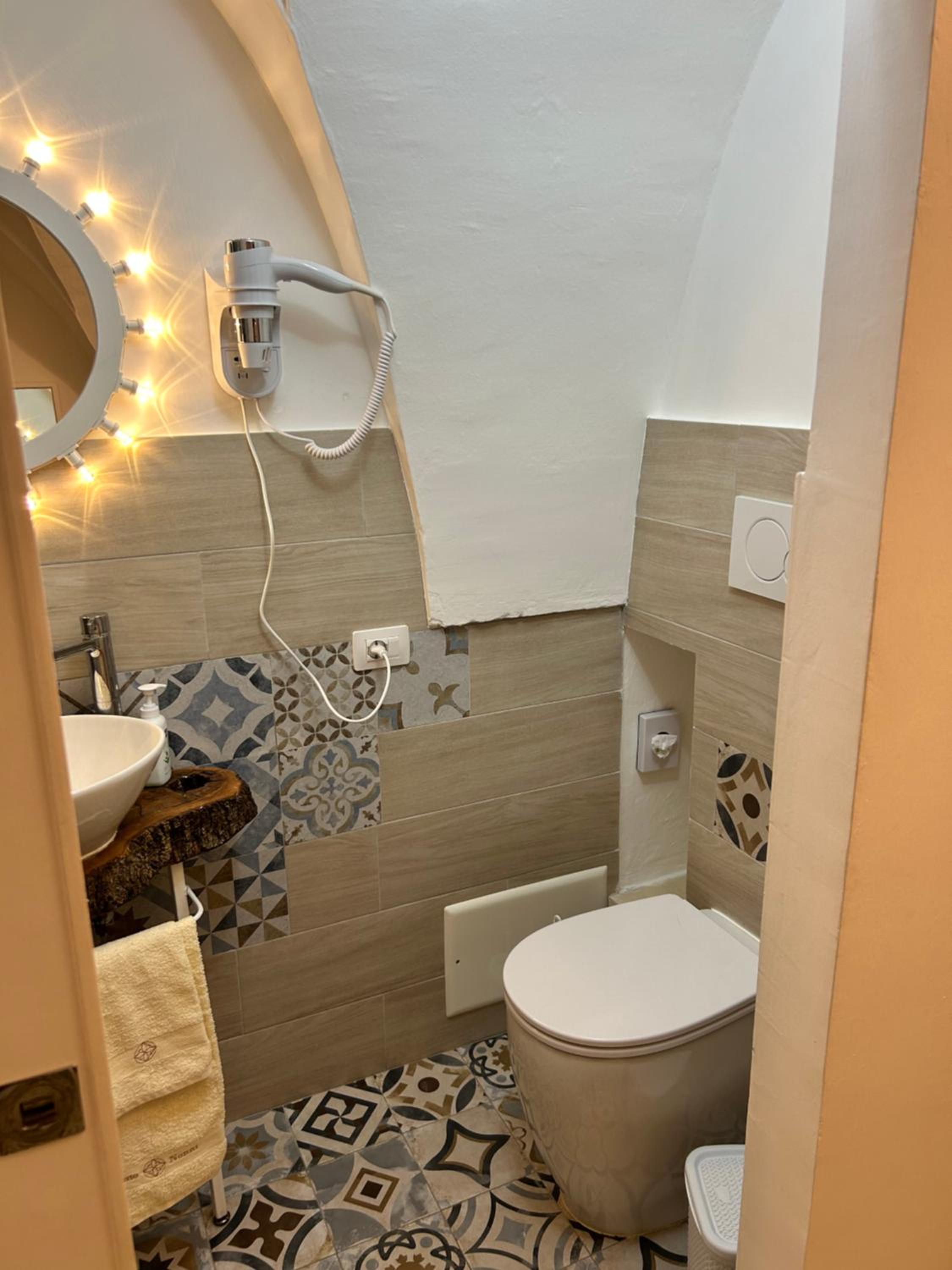 Family Suite with Balcony - Photo 12