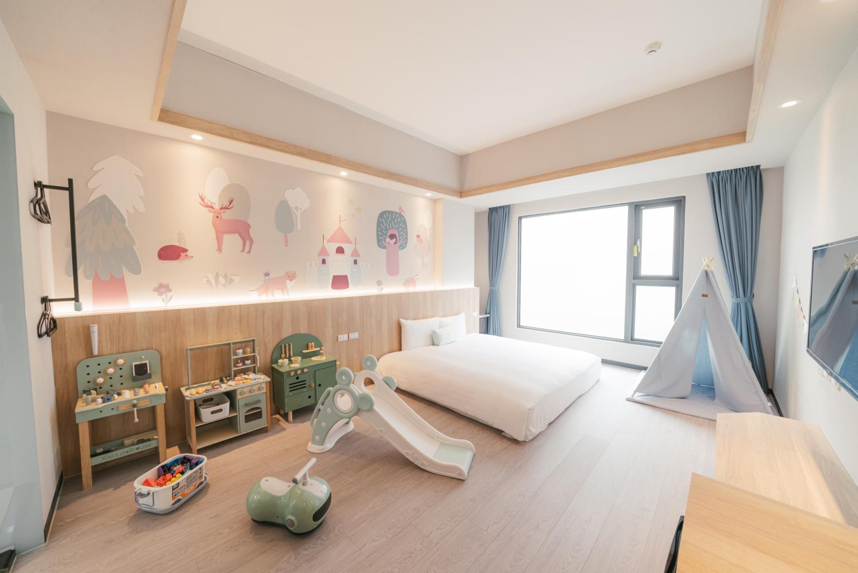Theme Family Room