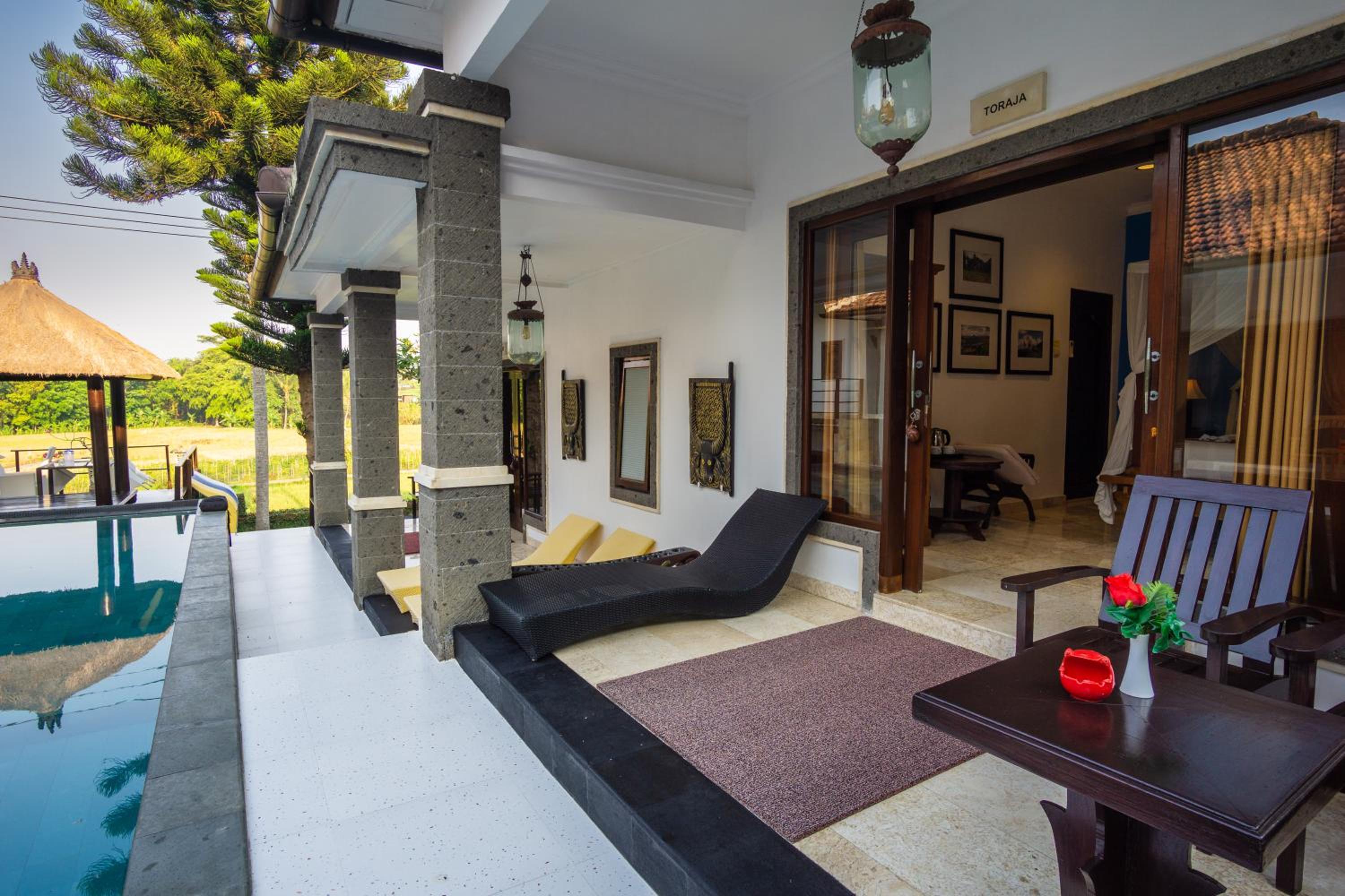 Double Room With Pool View photo 2