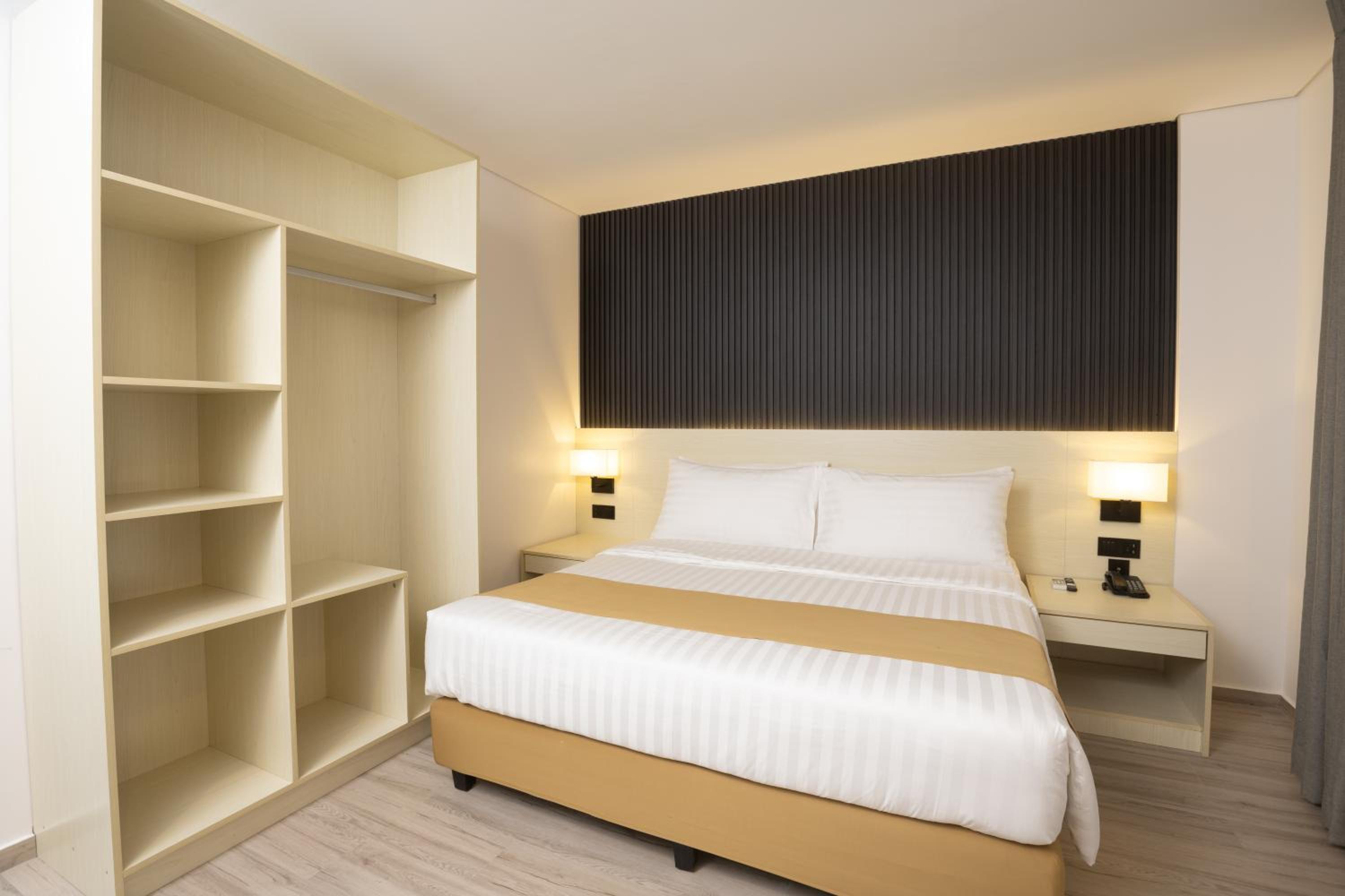 Deluxe Double Room with Balcony - Photo 4