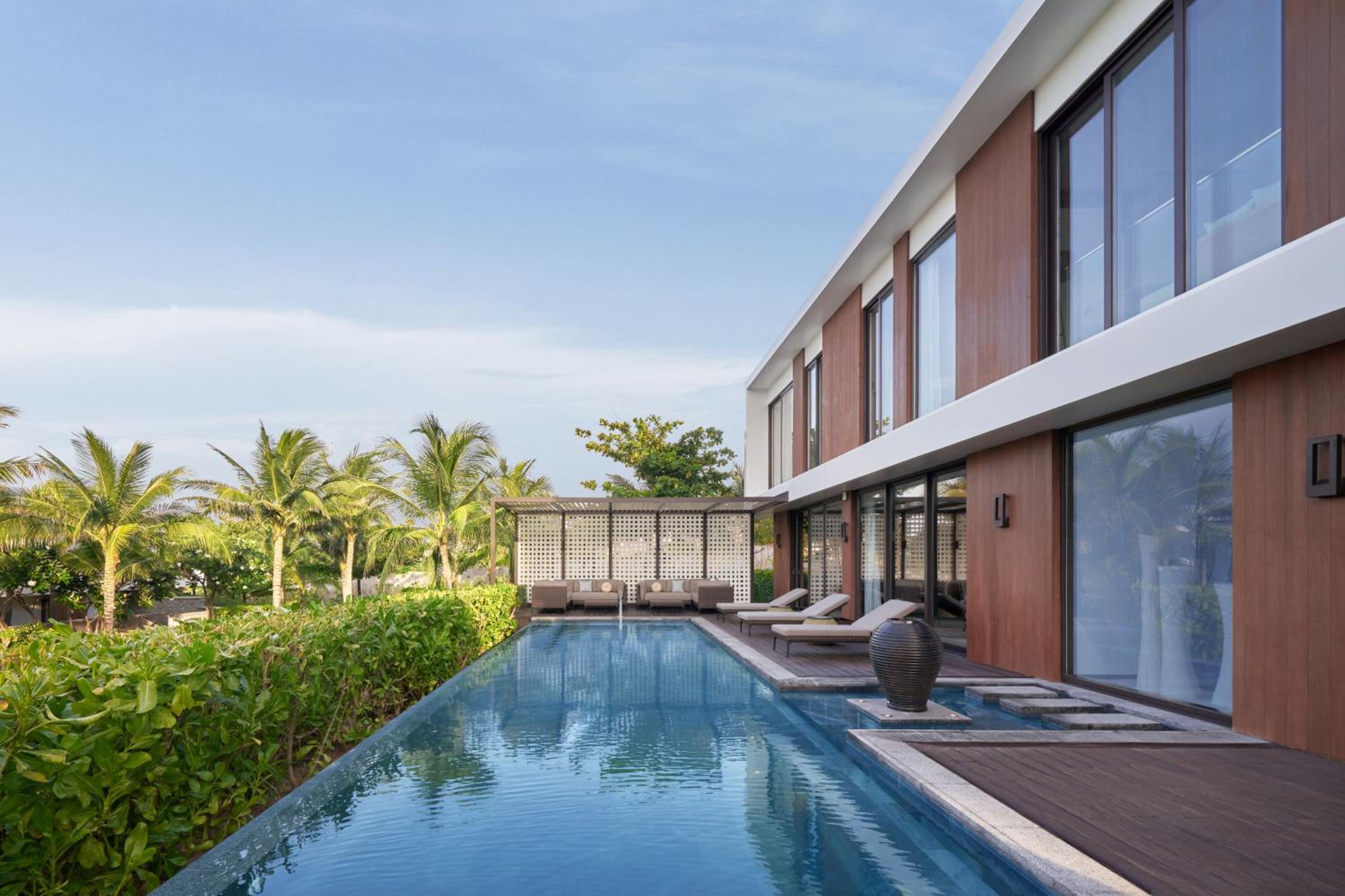 Three-Bedroom Villa with Private Pool and Sea View - Photo 2