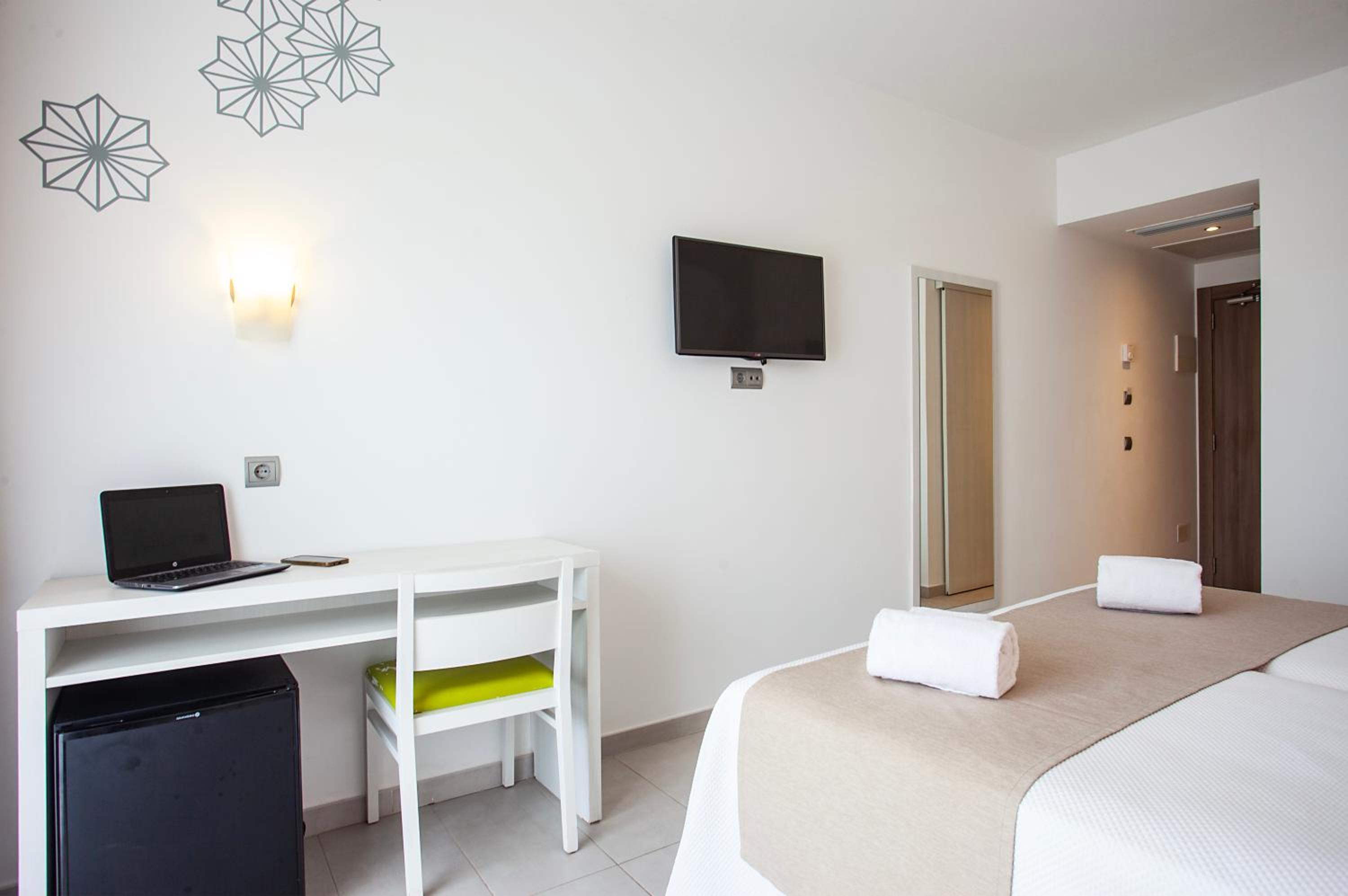 Twin Room - Photo 15