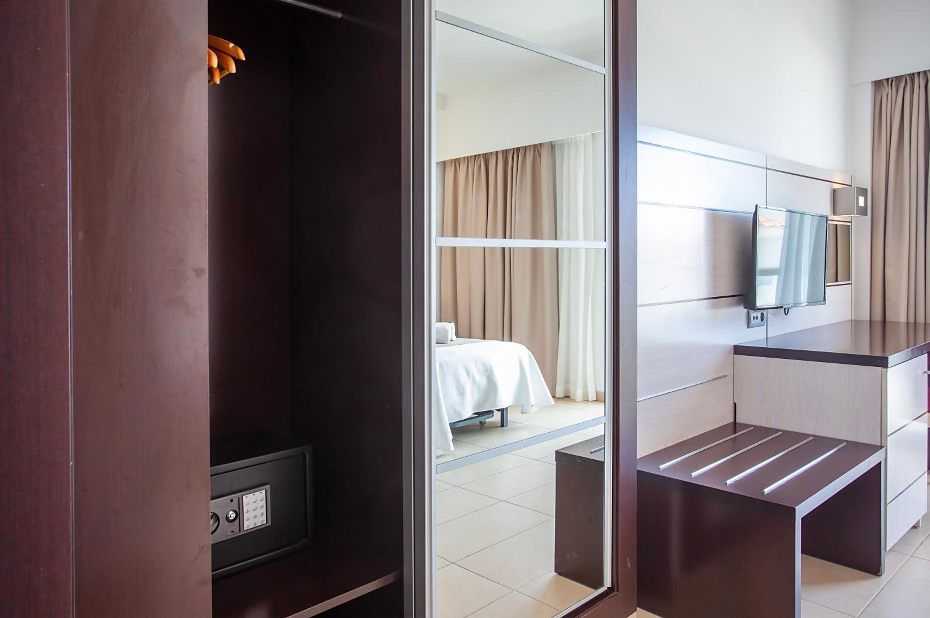 Twin Room - Photo 21