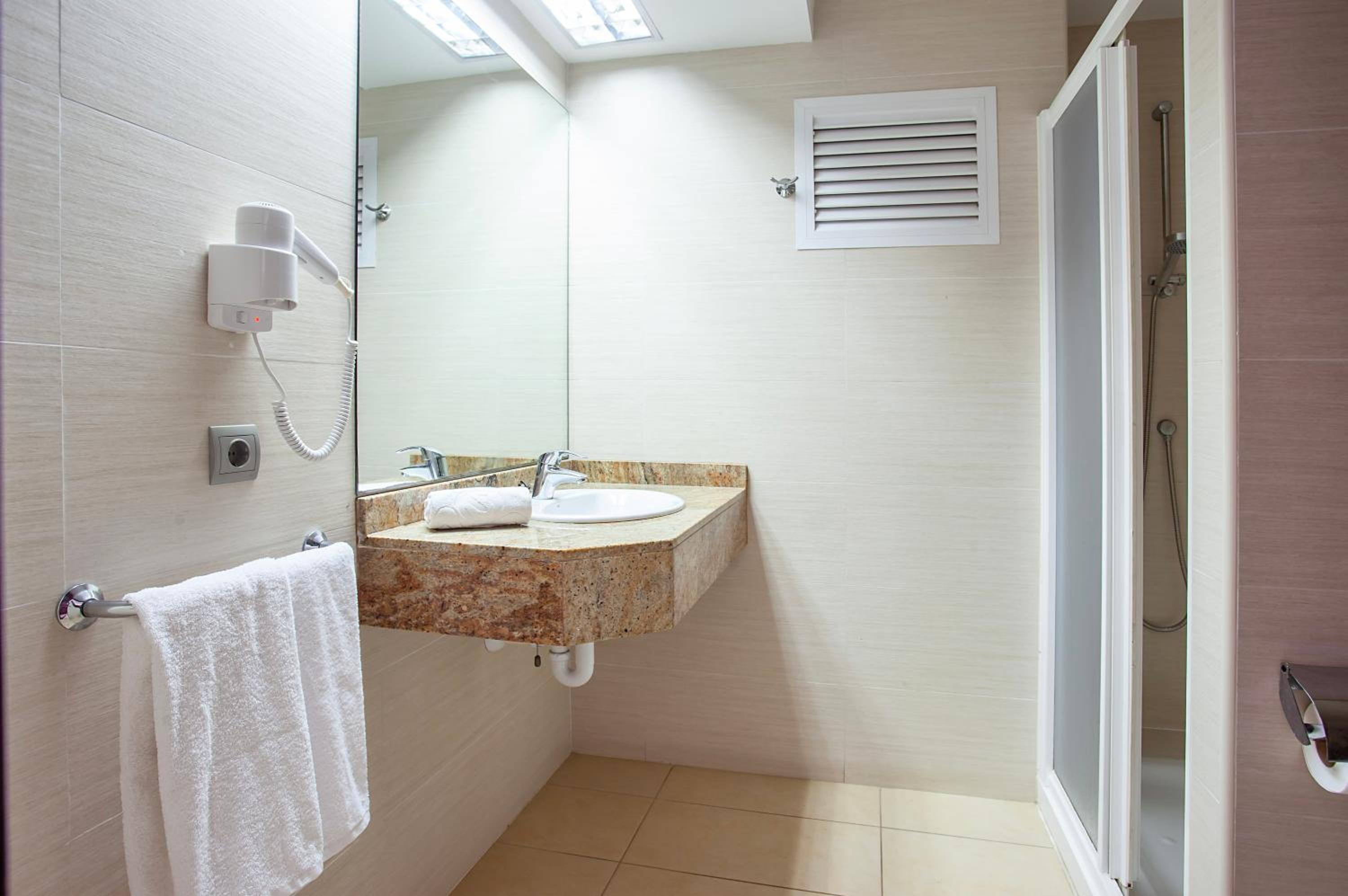 Twin Room - Photo 14