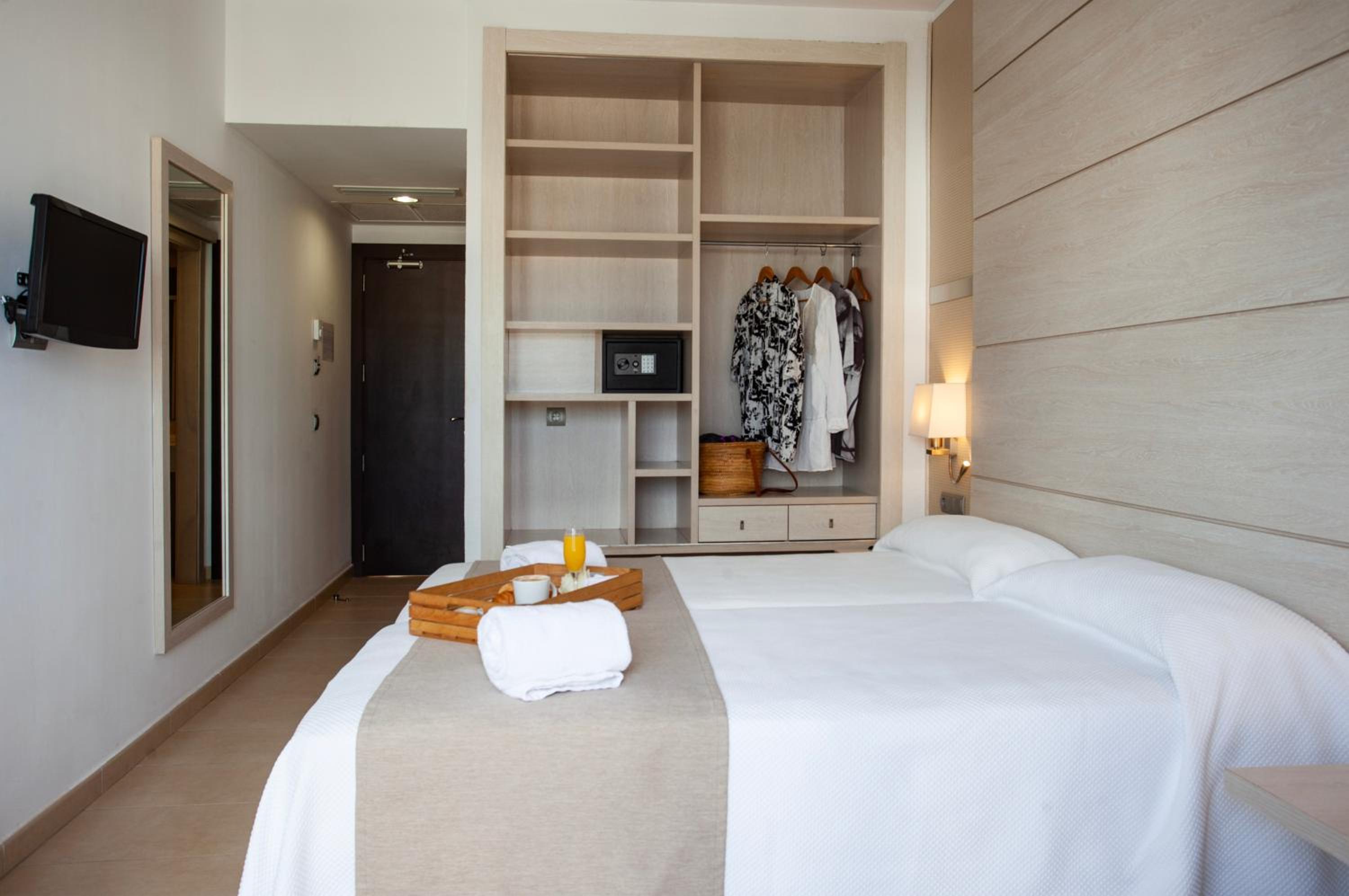 Twin Room - Photo 17