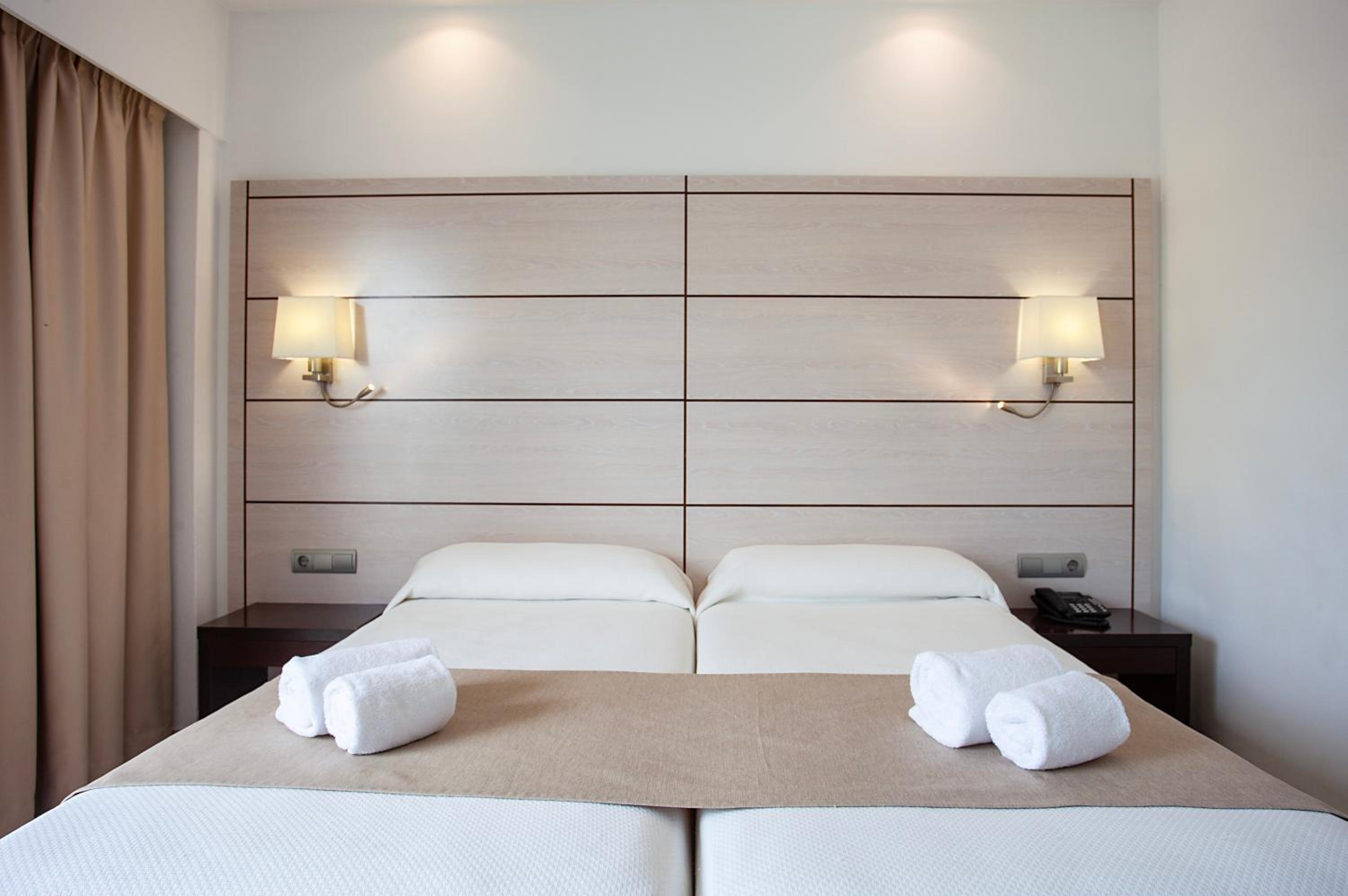 Twin Room - Photo 18