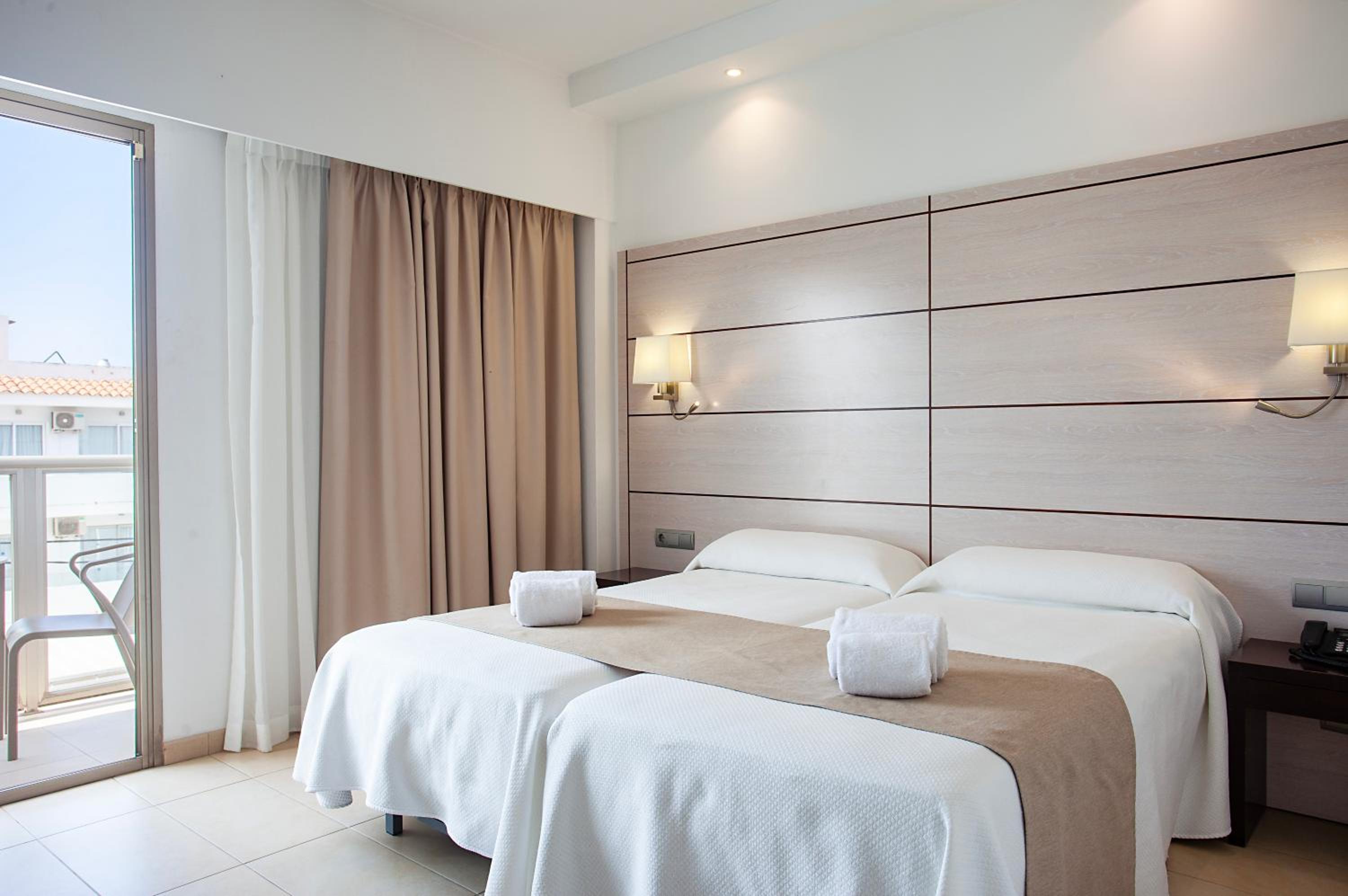 Twin Room - Photo 3