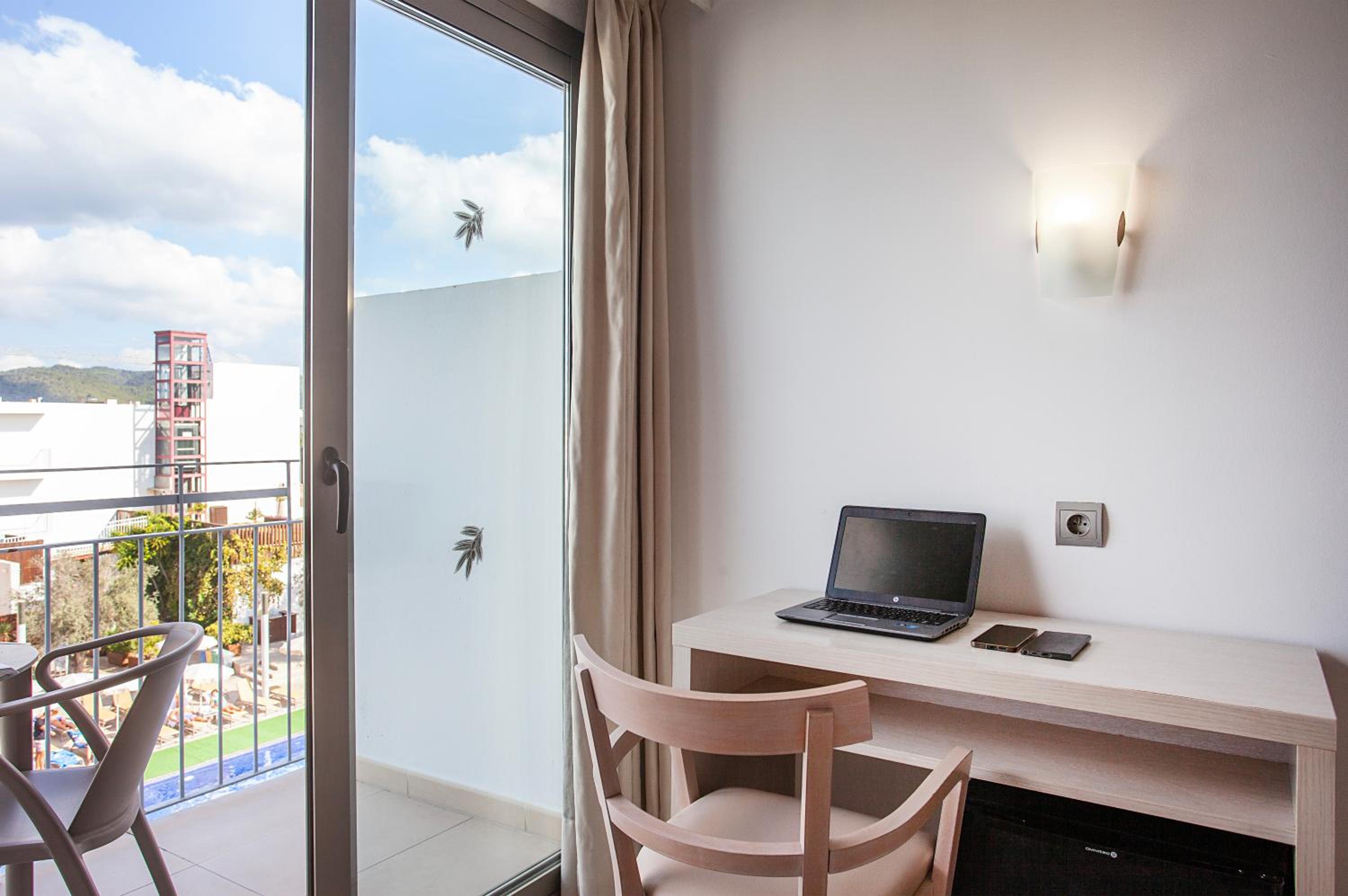 Twin Room - Photo 9