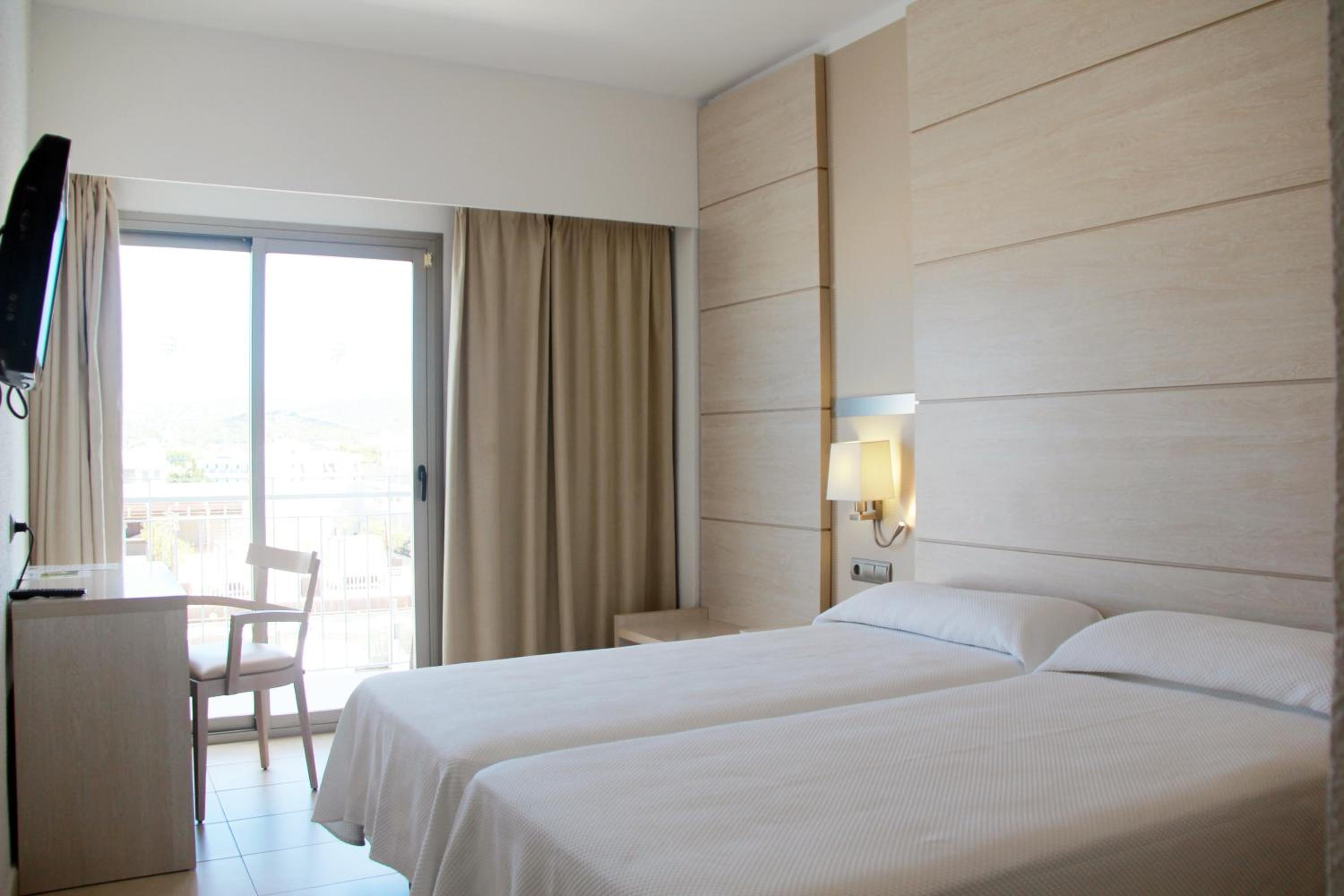 Twin Room - Photo 8