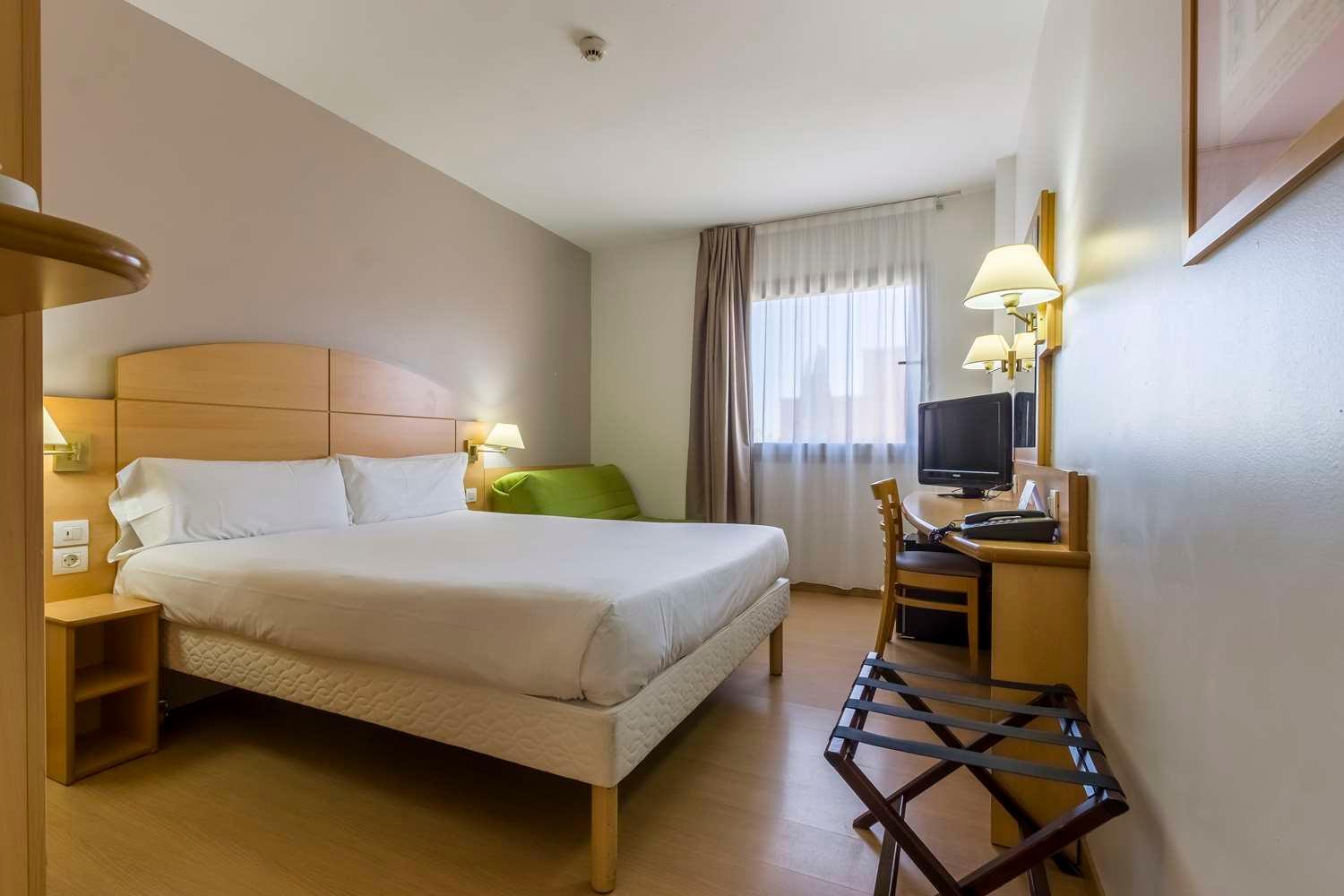 Triple Room (1 Double Bed + 1 Single Bed) - Photo 1