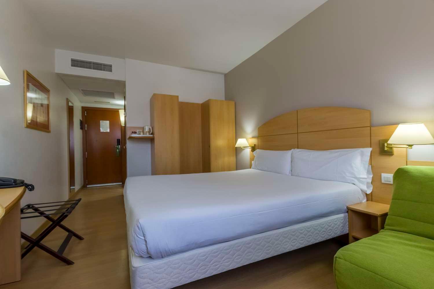 Triple Room (1 Double Bed + 1 Single Bed) - Photo 3