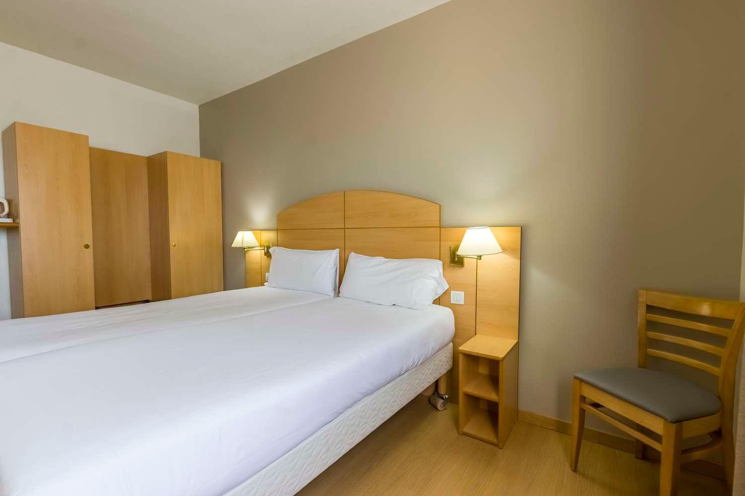 Twin Room - Photo 1