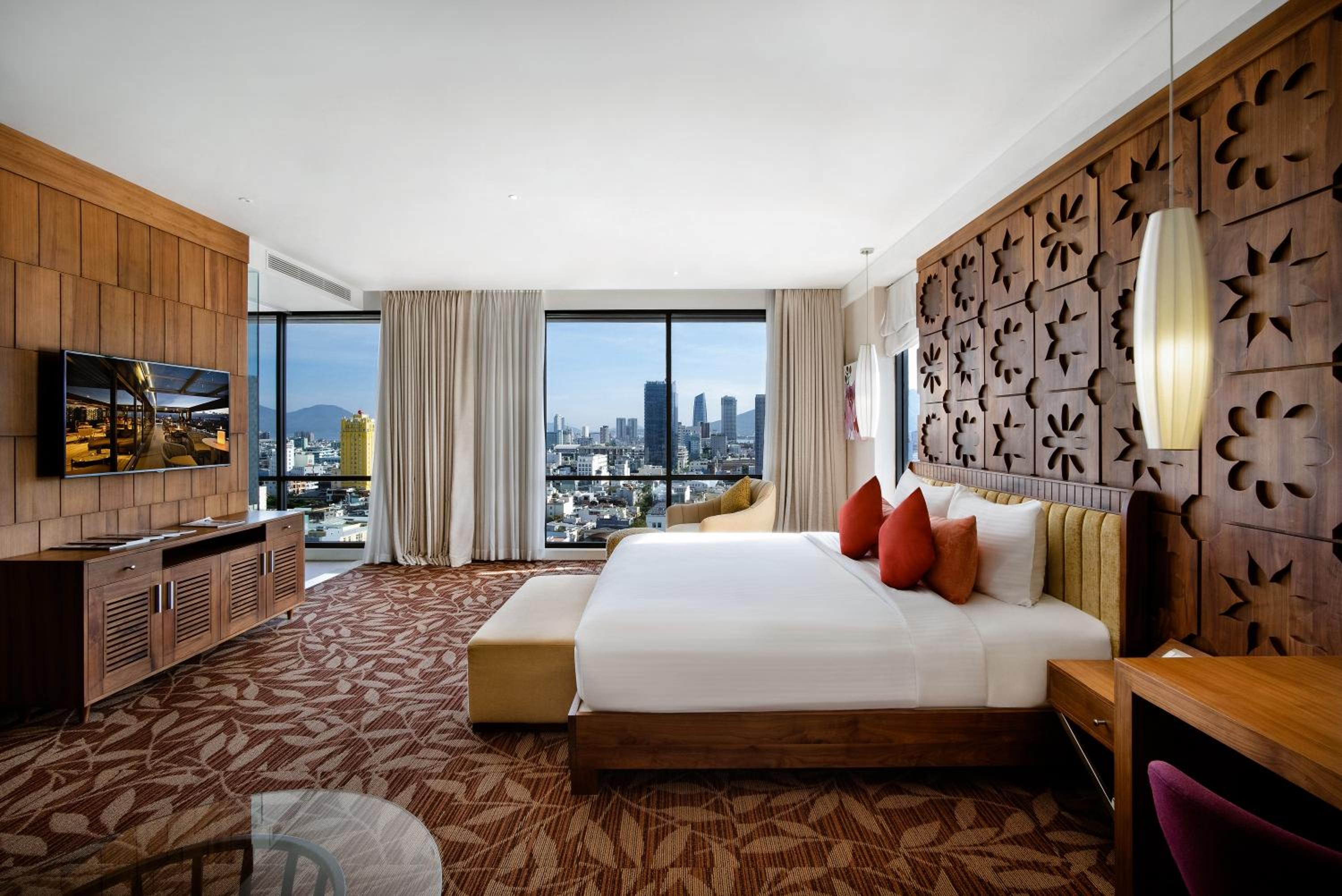 Grand King Suite with Bathtub photo 2