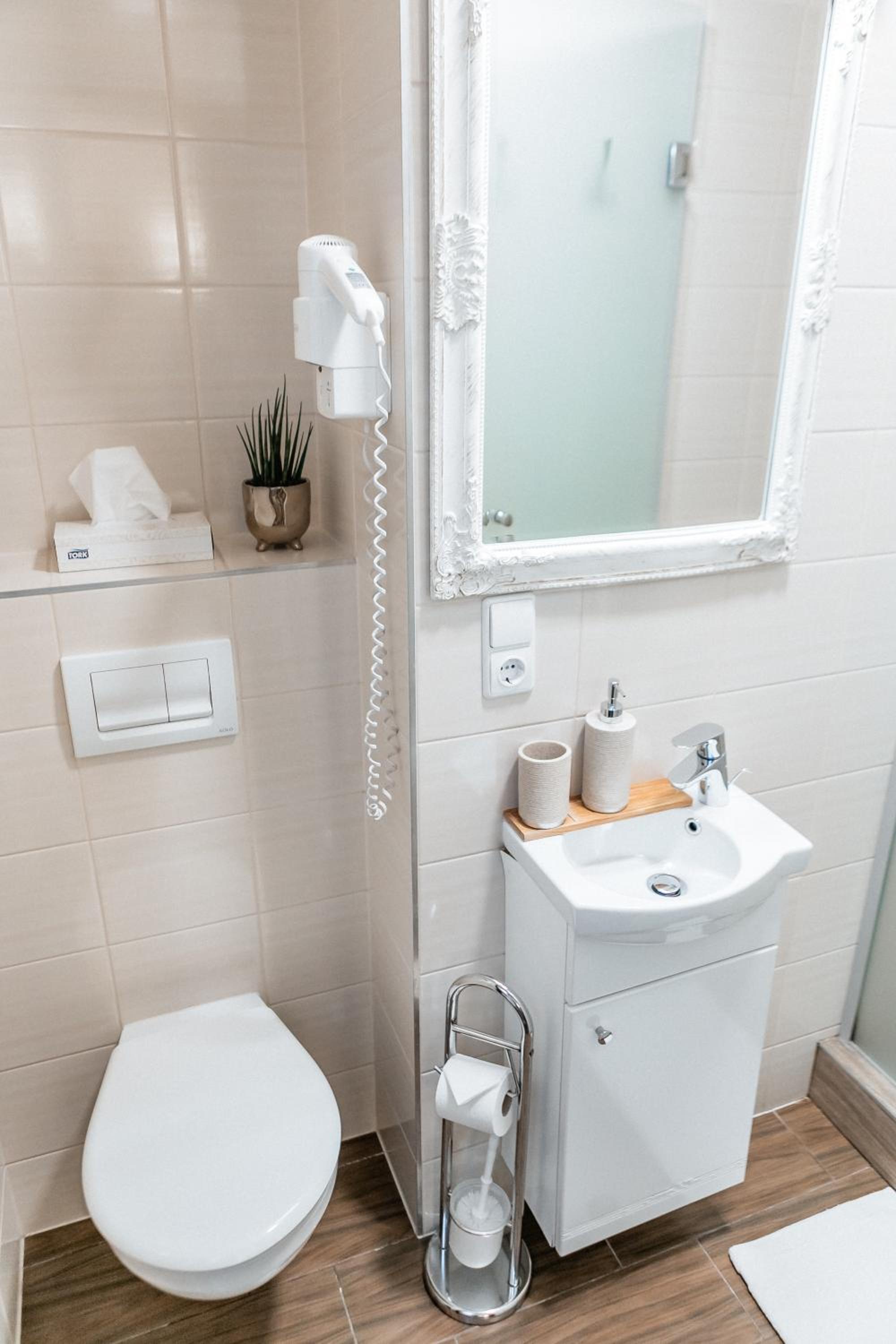 Standard Double or Twin Room - Photo 11