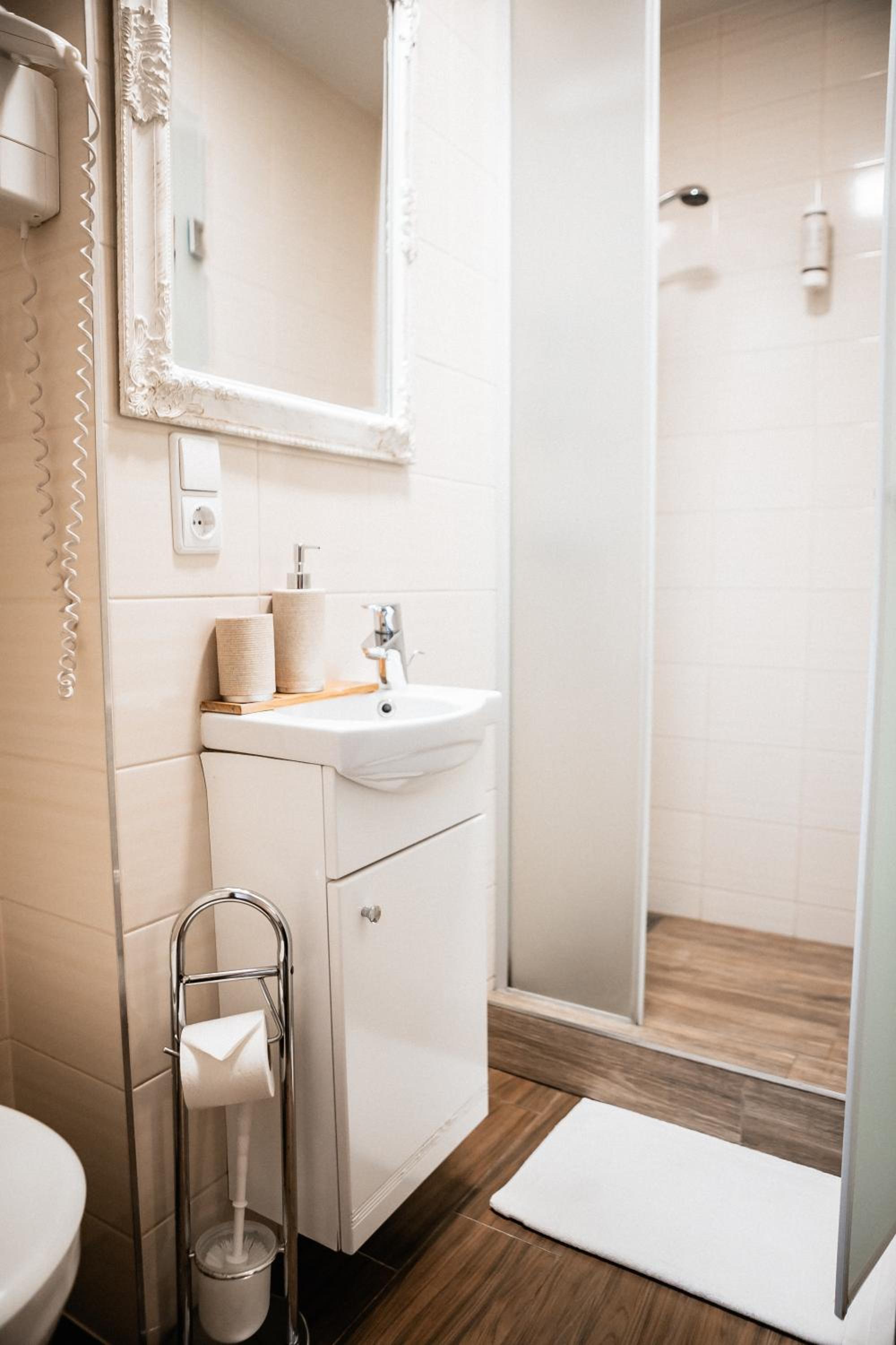 Standard Double or Twin Room - Photo 2