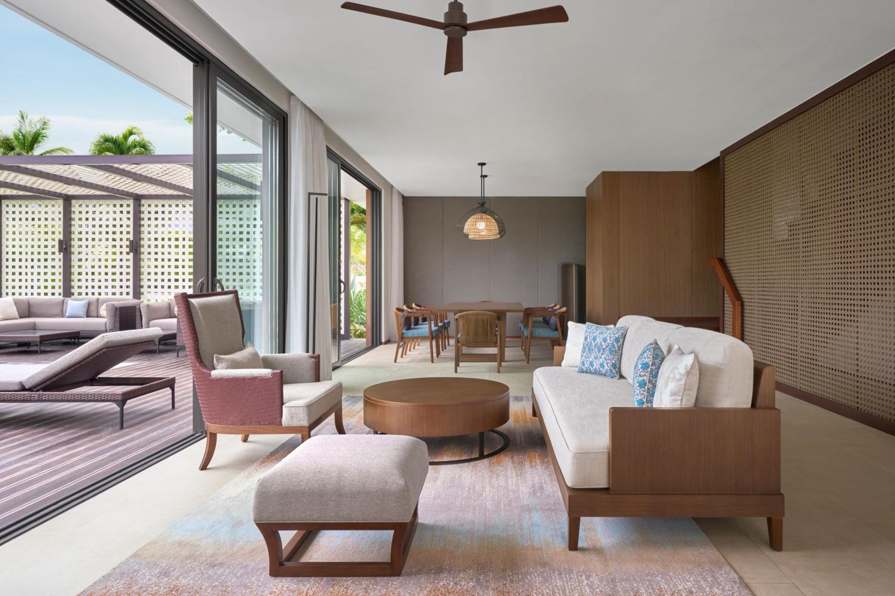 Three-Bedroom Villa with Private Pool and Sea View - Photo 4