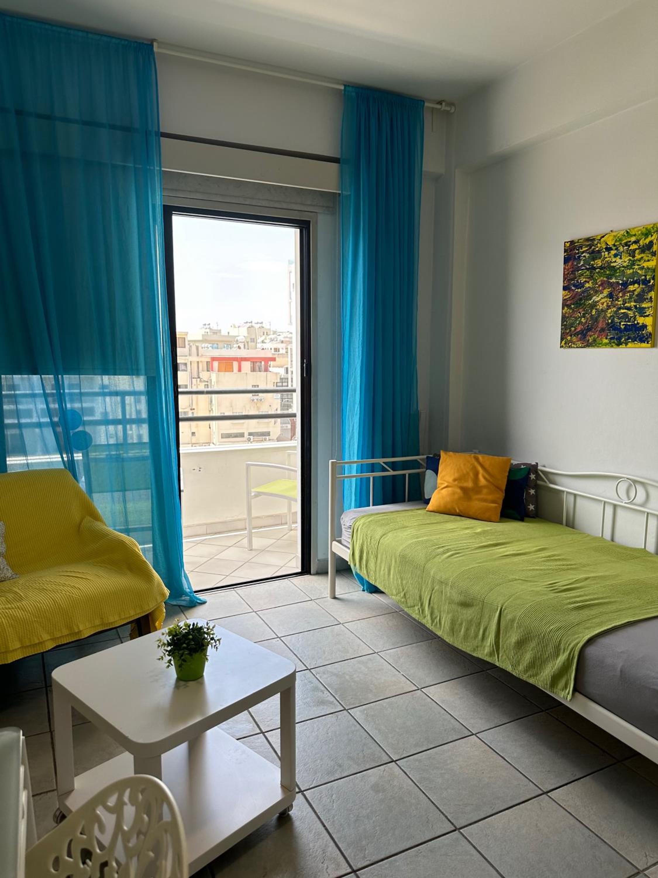 One-Bedroom Apartment with City View photo 2