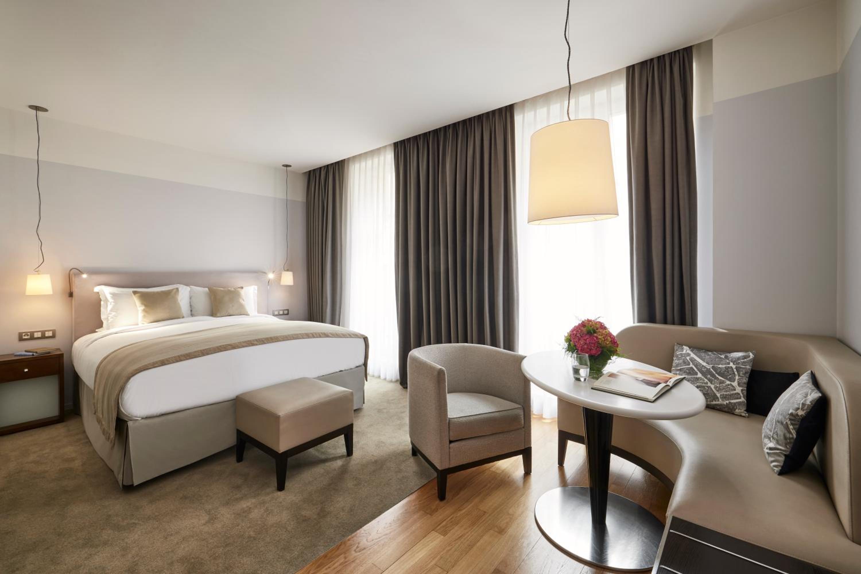 Premium Junior King Suite photo 3