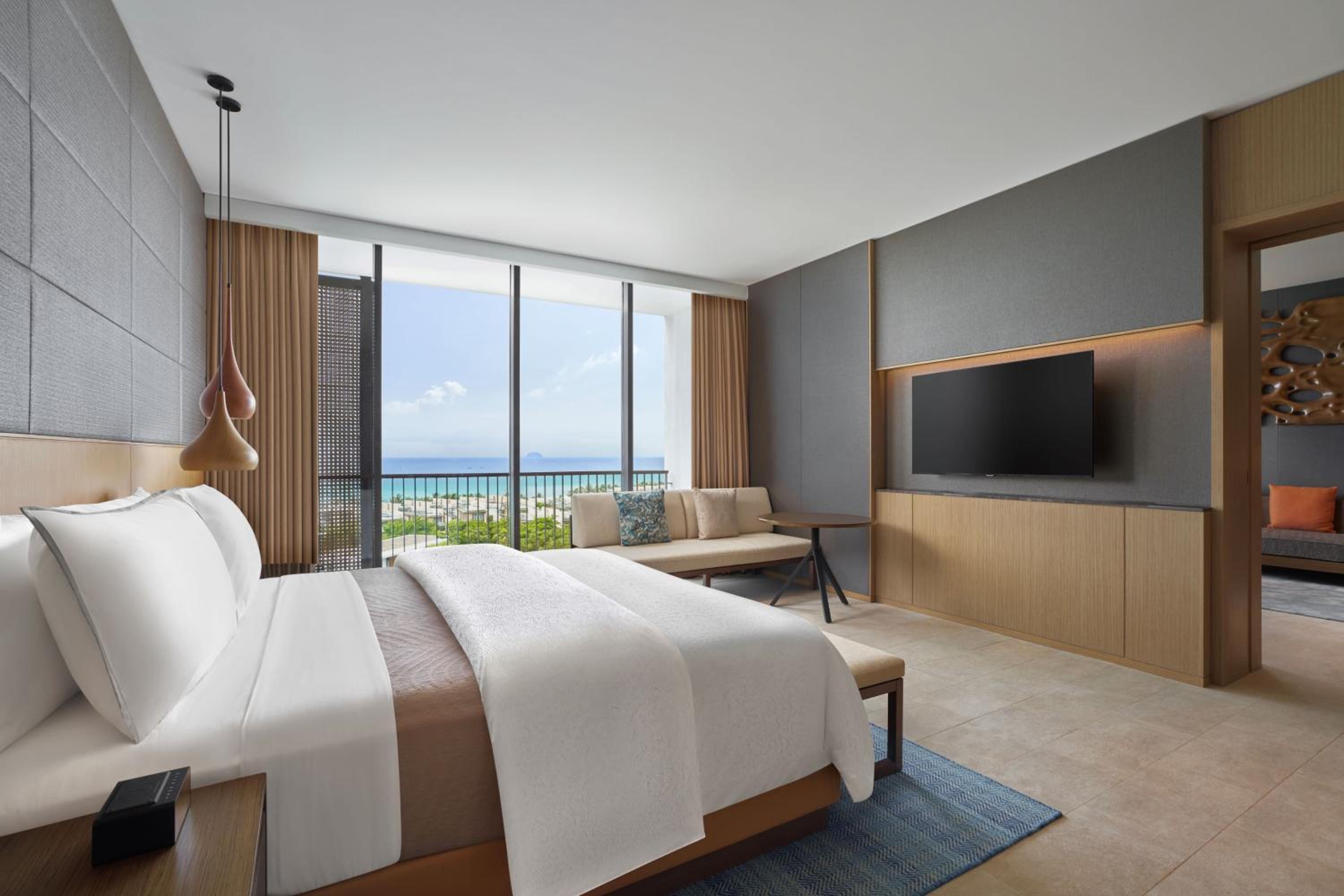 Executive King Suite with Balcony and Sea View - Photo 1