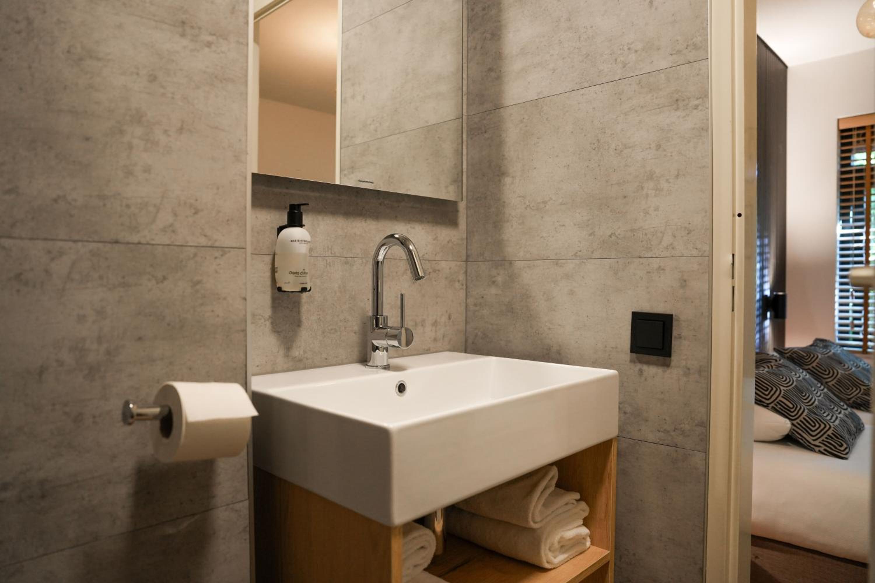 Standard Twin Room - Photo 4