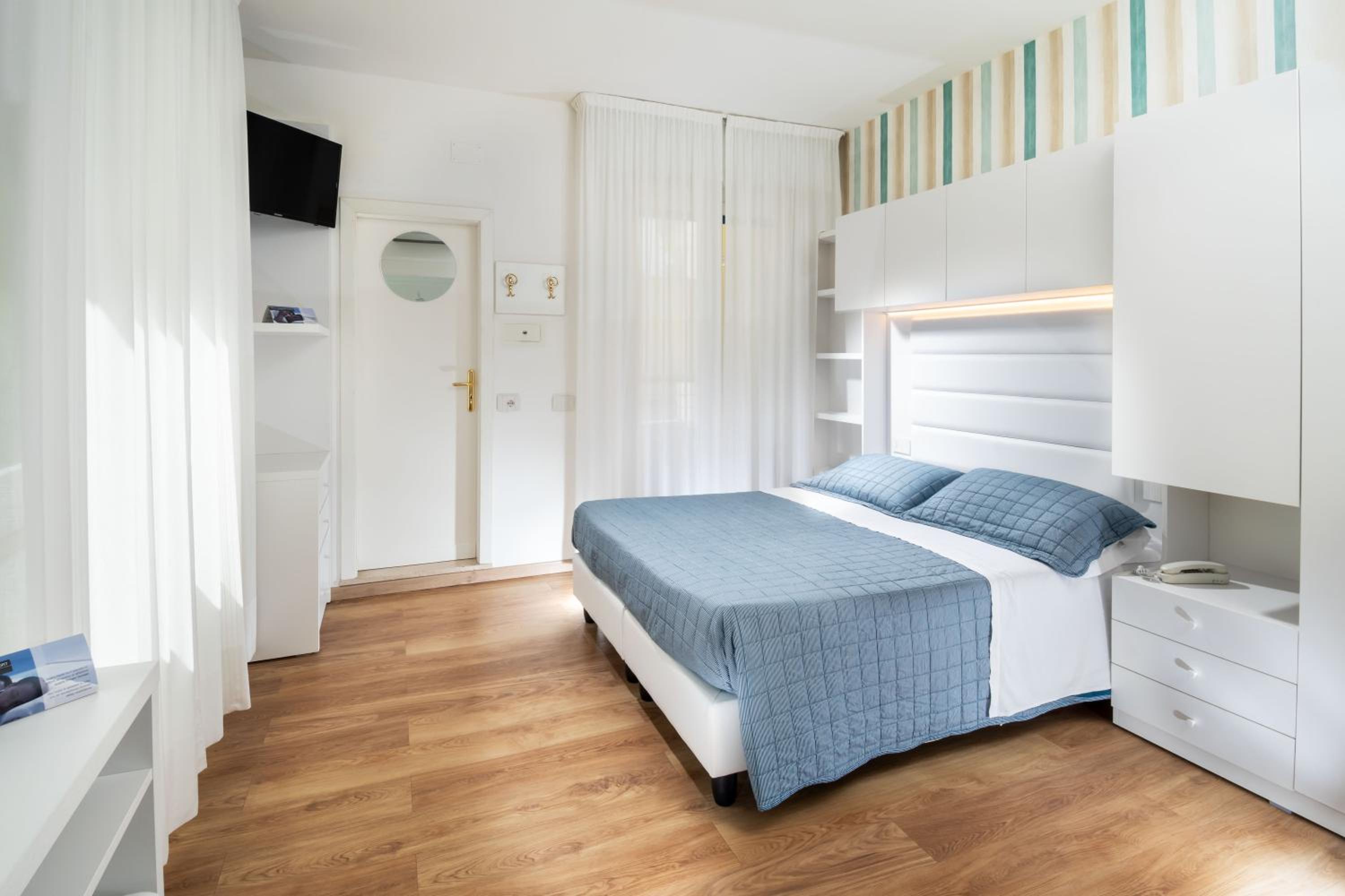 Double or Twin Room with Balcony - Photo 1
